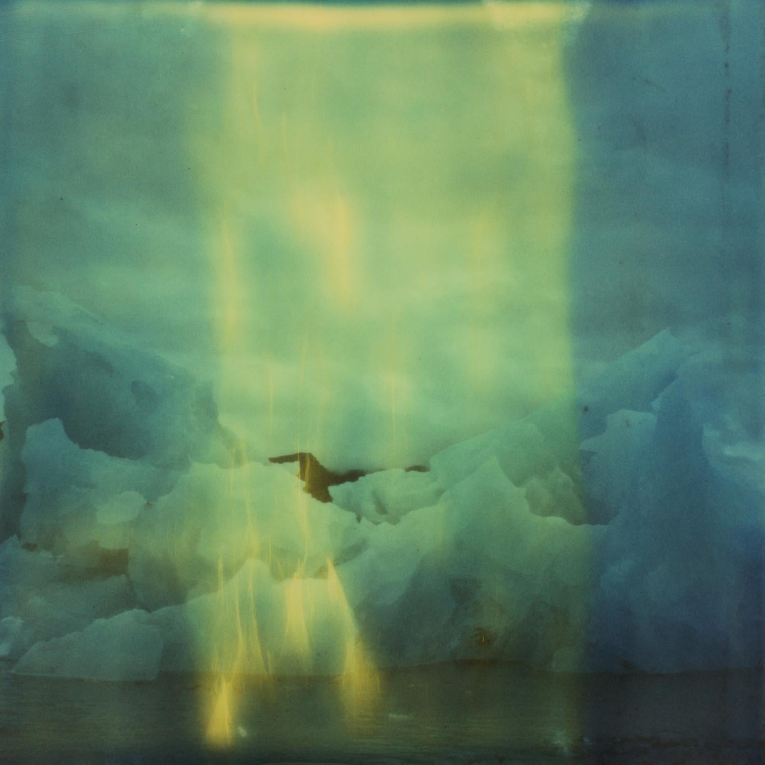 Julia Beyer Color Photograph – Idly I de-ice