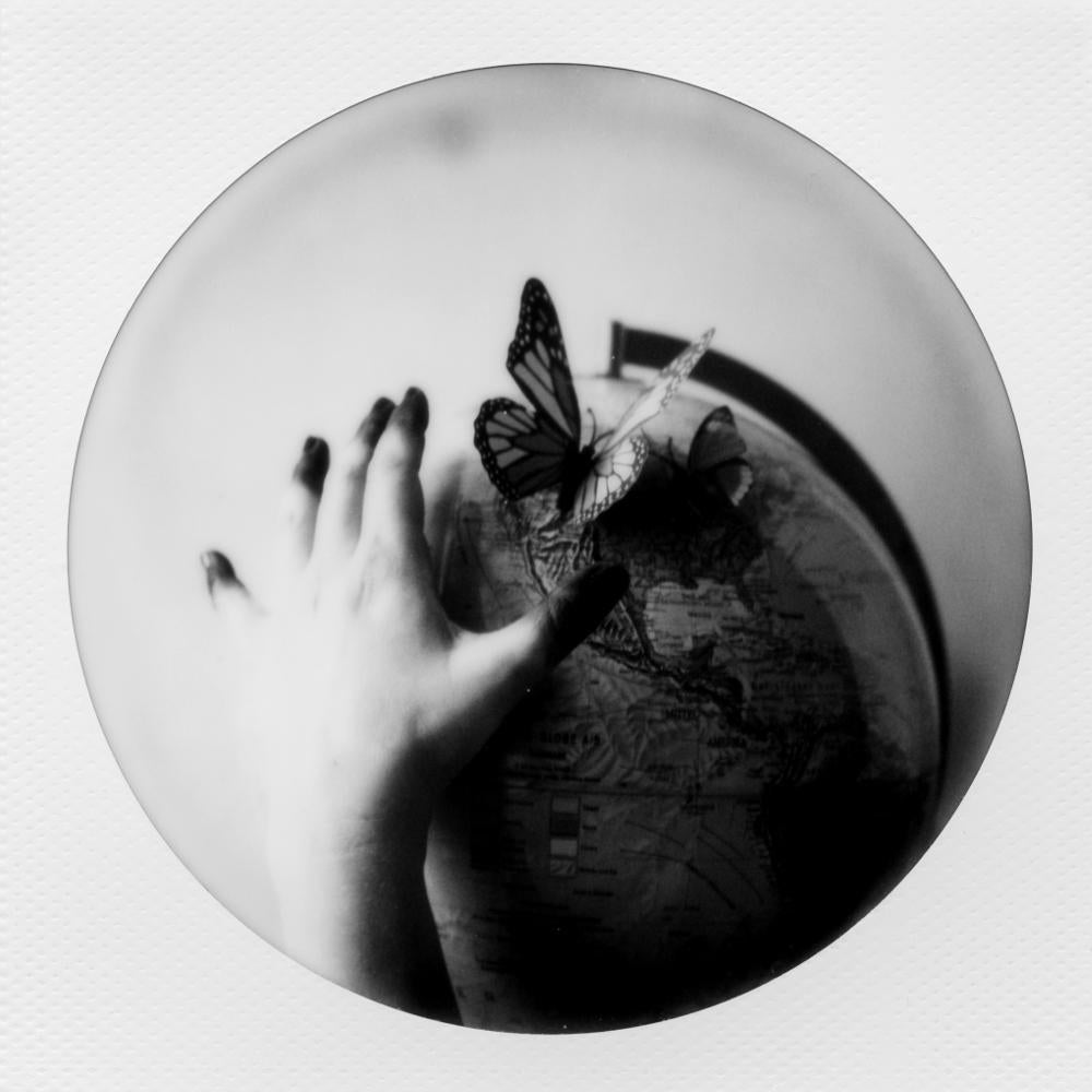 Julia Beyer Still-Life Photograph – Nicht All, die Wandern, – Polaroid, 21. Jahrhundert, Zeitgenössisch, Hände