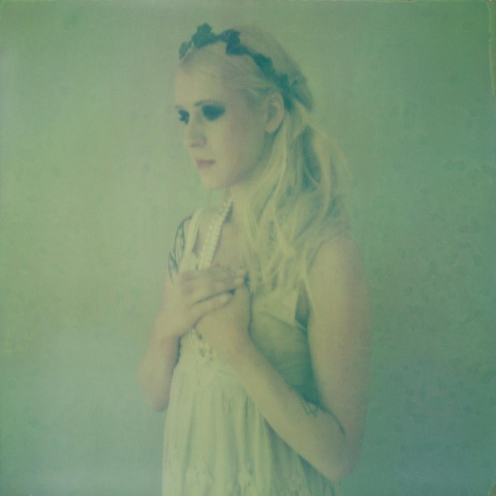 Julia Beyer Portrait Photograph – Subtil - 21. Jahrhundert, Polaroid, Figurative Fotografie, Contemporary