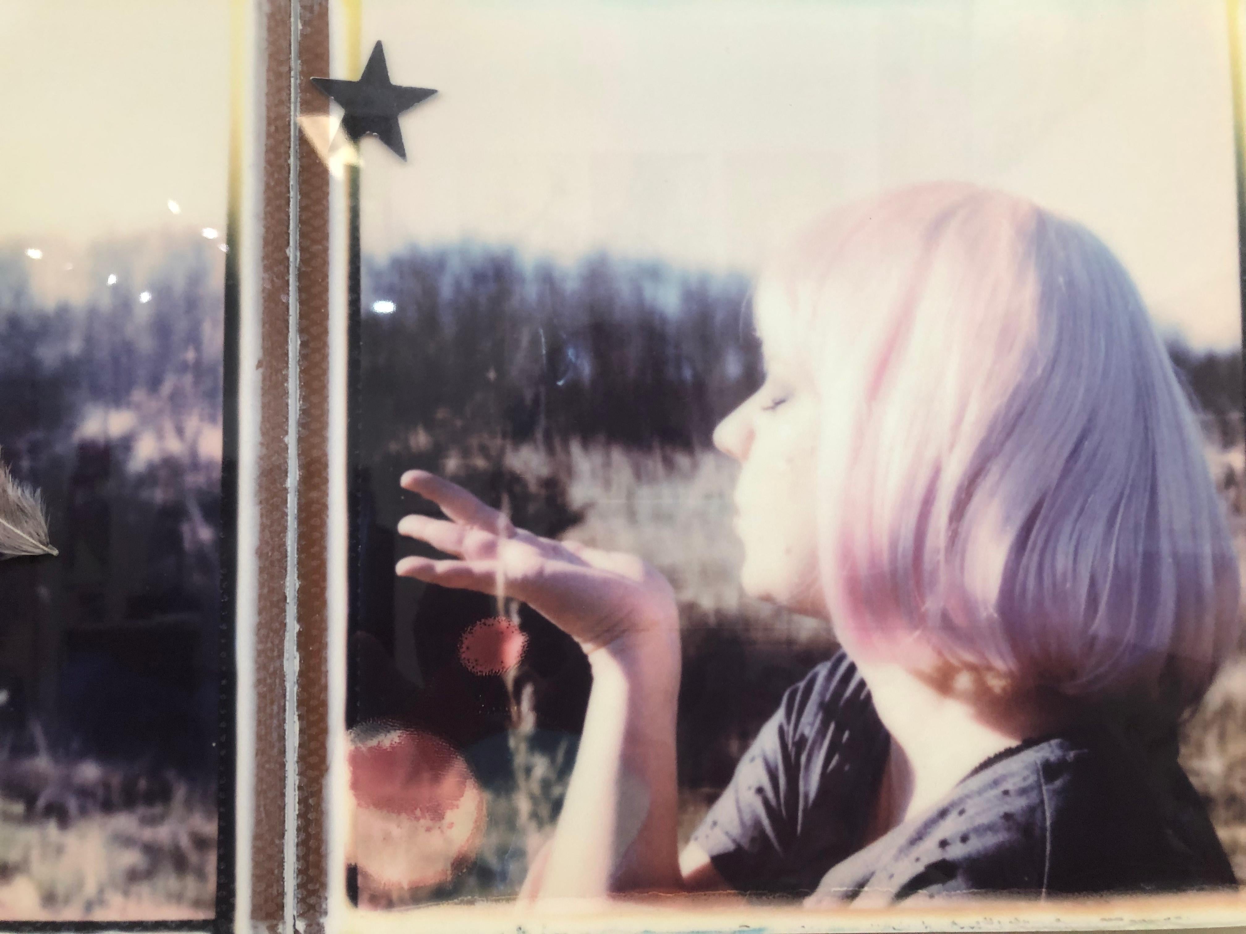 Le but est de garder le souffle - Polaroid, contemporain, environnemental, futur - Beige Portrait Photograph par Julia Beyer