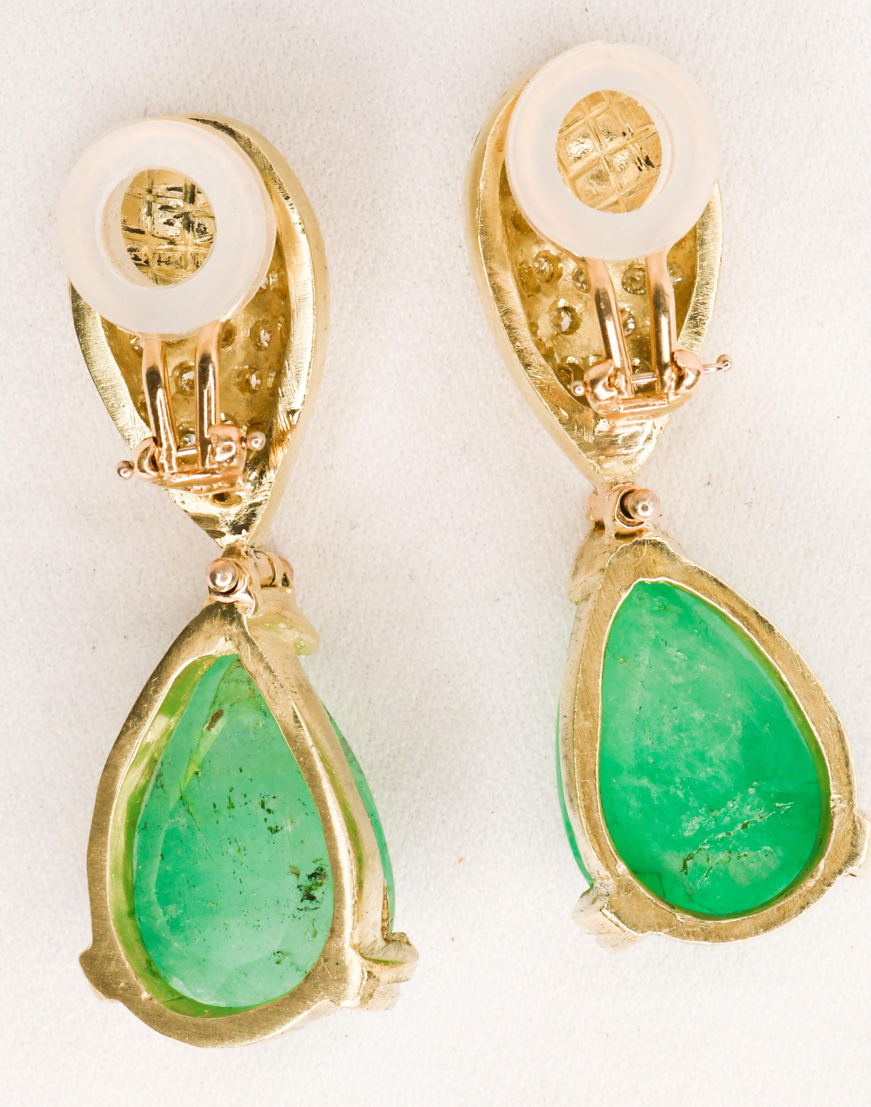Pear Cut Julia Boss 18 Karat Gold Drop Earrings with Pear Shaped Emeralds and Diamonds For Sale