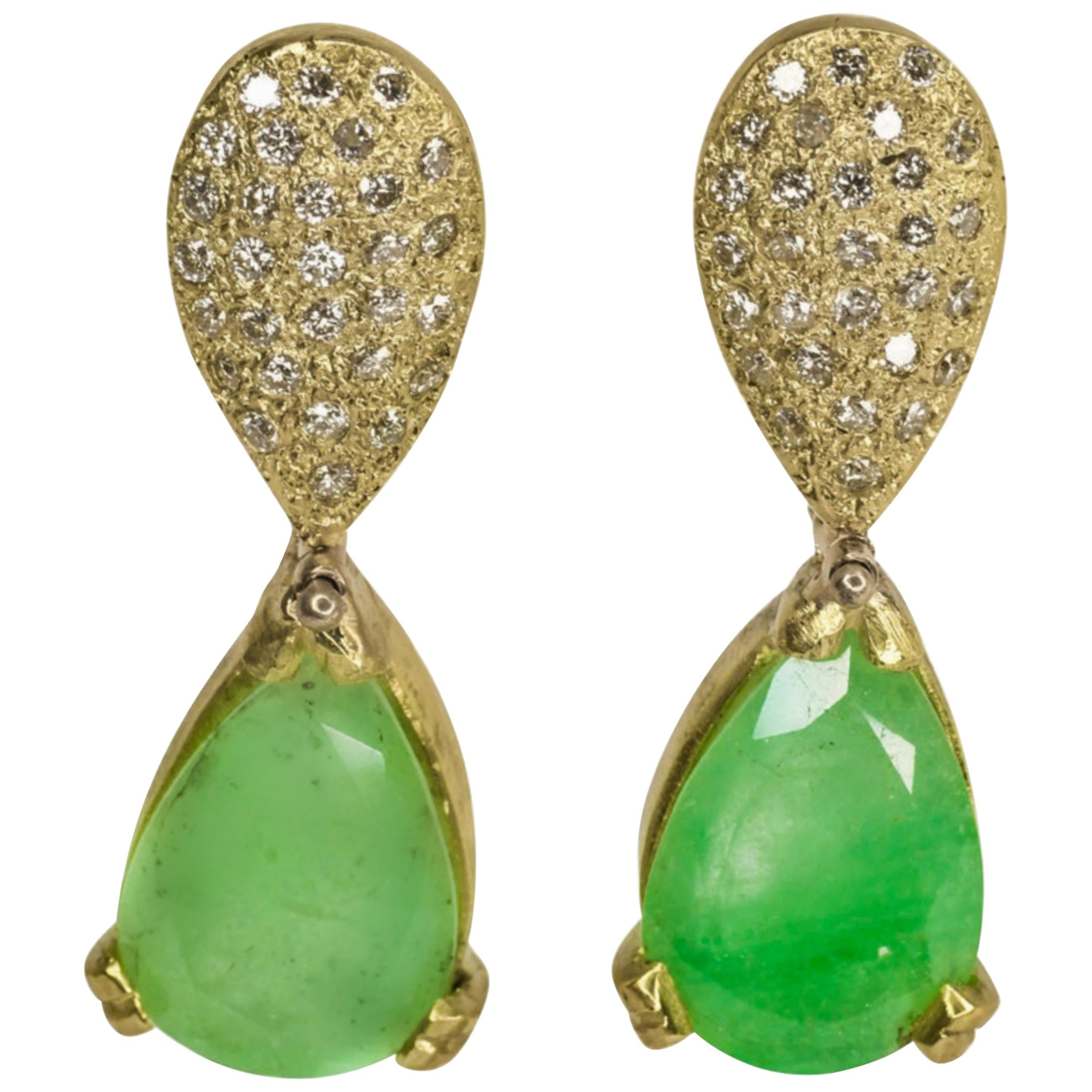Julia Boss 18 Karat Gold Drop Earrings with Pear Shaped Emeralds and Diamonds For Sale