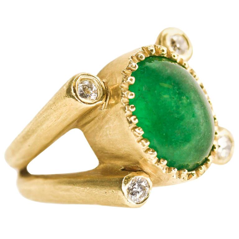 Julia Boss 18 Karat Yellow Gold Oval Cabochon Emerald and Diamond Ring