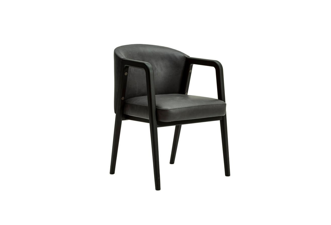 Voici Julia - une chaise qui incarne l'élégance contemporaine et la sophistication intemporelle. Dotée d'une structure en bois massif qui respire la légèreté, cette chaise allie harmonieusement confort et style grâce à son assise et son dossier