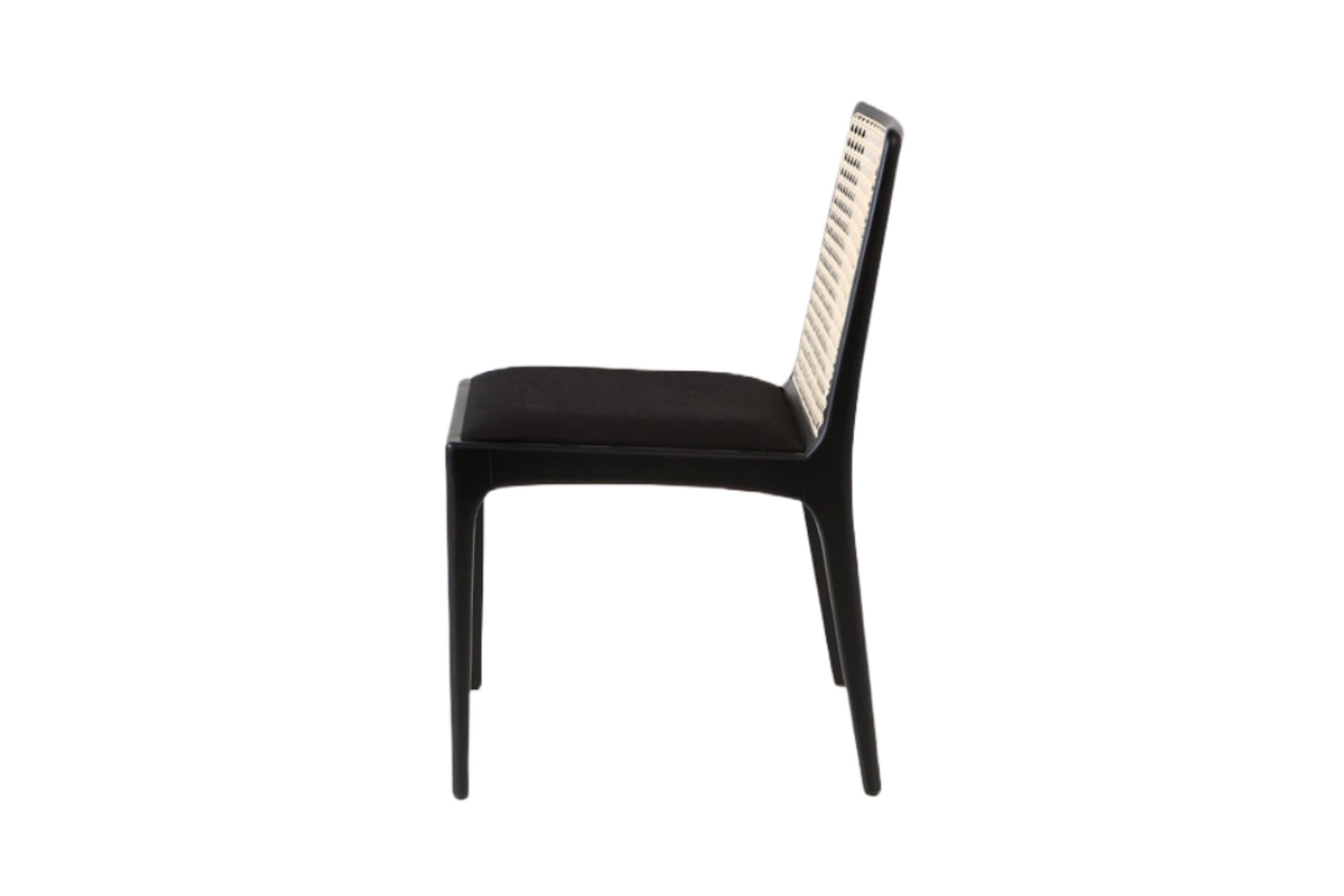 Als sie den Stuhl Julia entwarf, wollte Alessandra Delgado ein Stück mit zarten Zügen, das die Kurven des Holzes mit einem Design erforscht, das von den Arbeiten des Meisterdesigners Joaquim Tenreiro inspiriert ist. Der Stuhl Julia ist aus