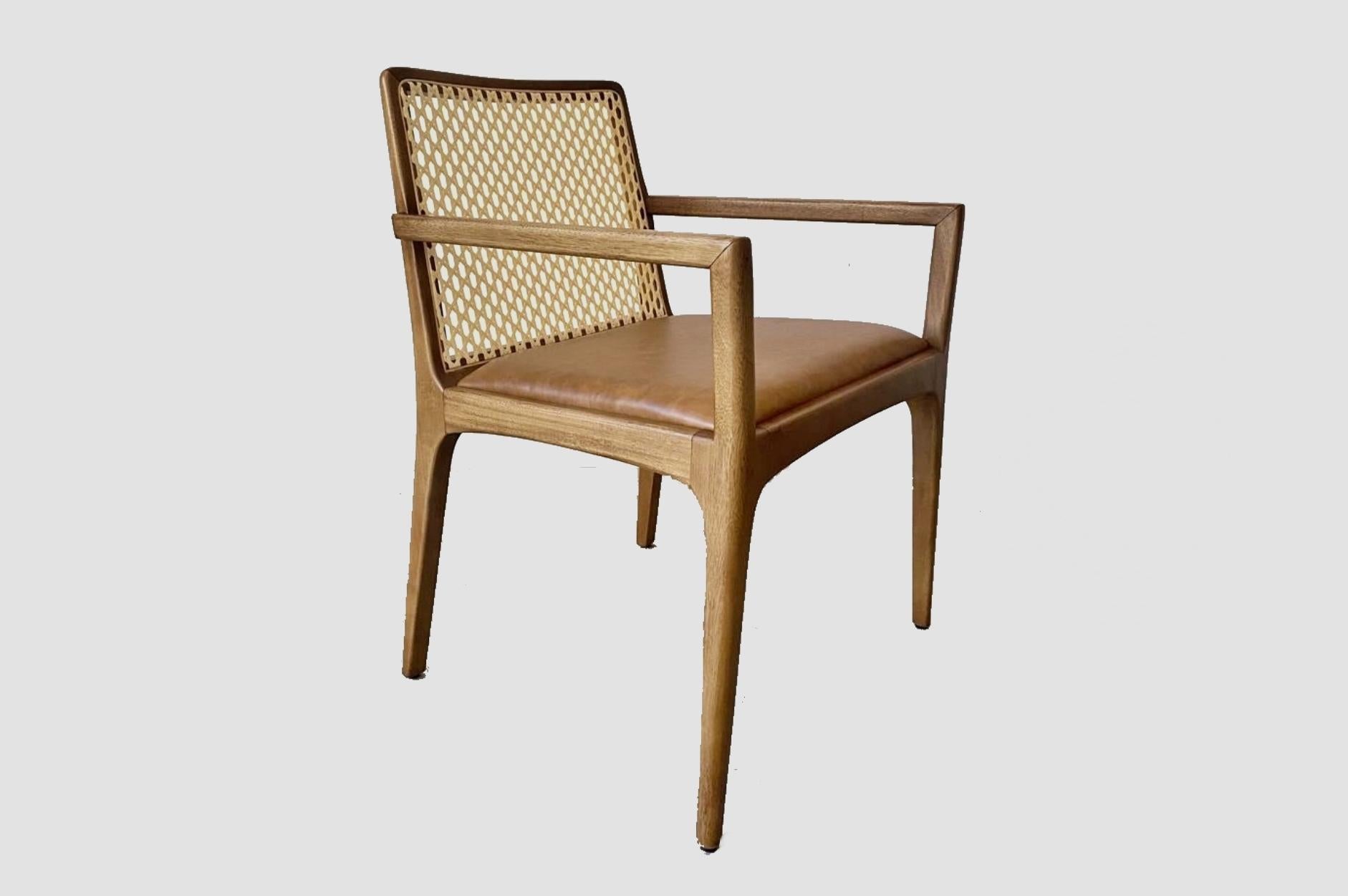 Lorsqu'elle a créé la chaise Julia avec des accoudoirs en bois, Alessandra Delgado voulait une pièce aux caractéristiques délicates, explorant les courbes du bois avec un design inspiré du travail du maître designer Joaquim Tenreiro. La chaise Julia