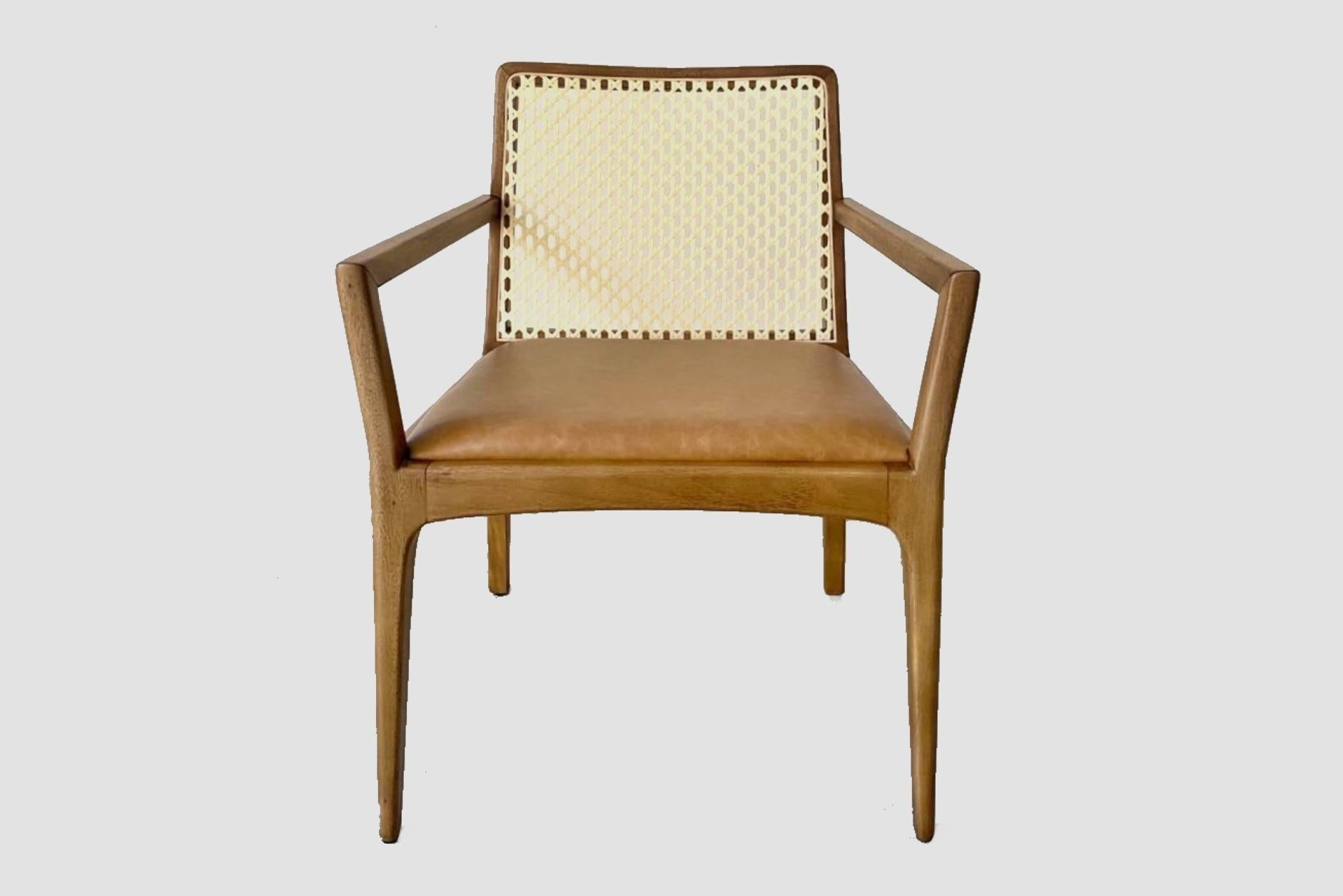 Stuhl „Julia“ mit Holzarmlehnen, Rohrrückenlehne und Sitz aus Naturleder (Moderne) im Angebot
