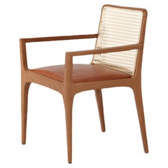 Chaise "Nature" avec accoudoirs en bois, dossier en rotin et assise en cuir naturel
