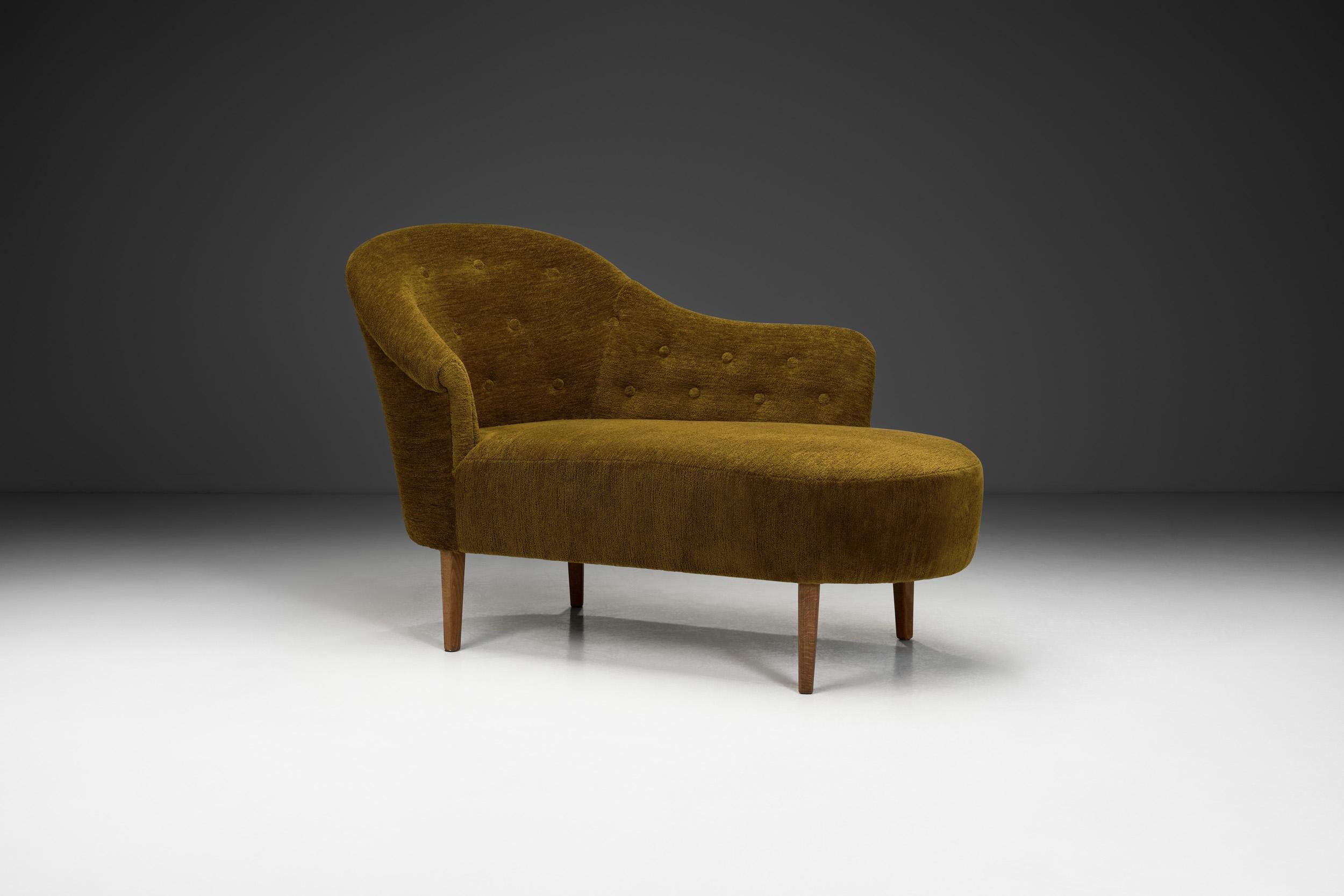 Esta impresionante chaise longue gira en torno al uso de materiales de alta calidad, la comodidad y la artesanía de Staffan Westerberg. Sus líneas fluidas y suaves curvas ofrecen un agradable contraste con las líneas limpias y las formas angulosas