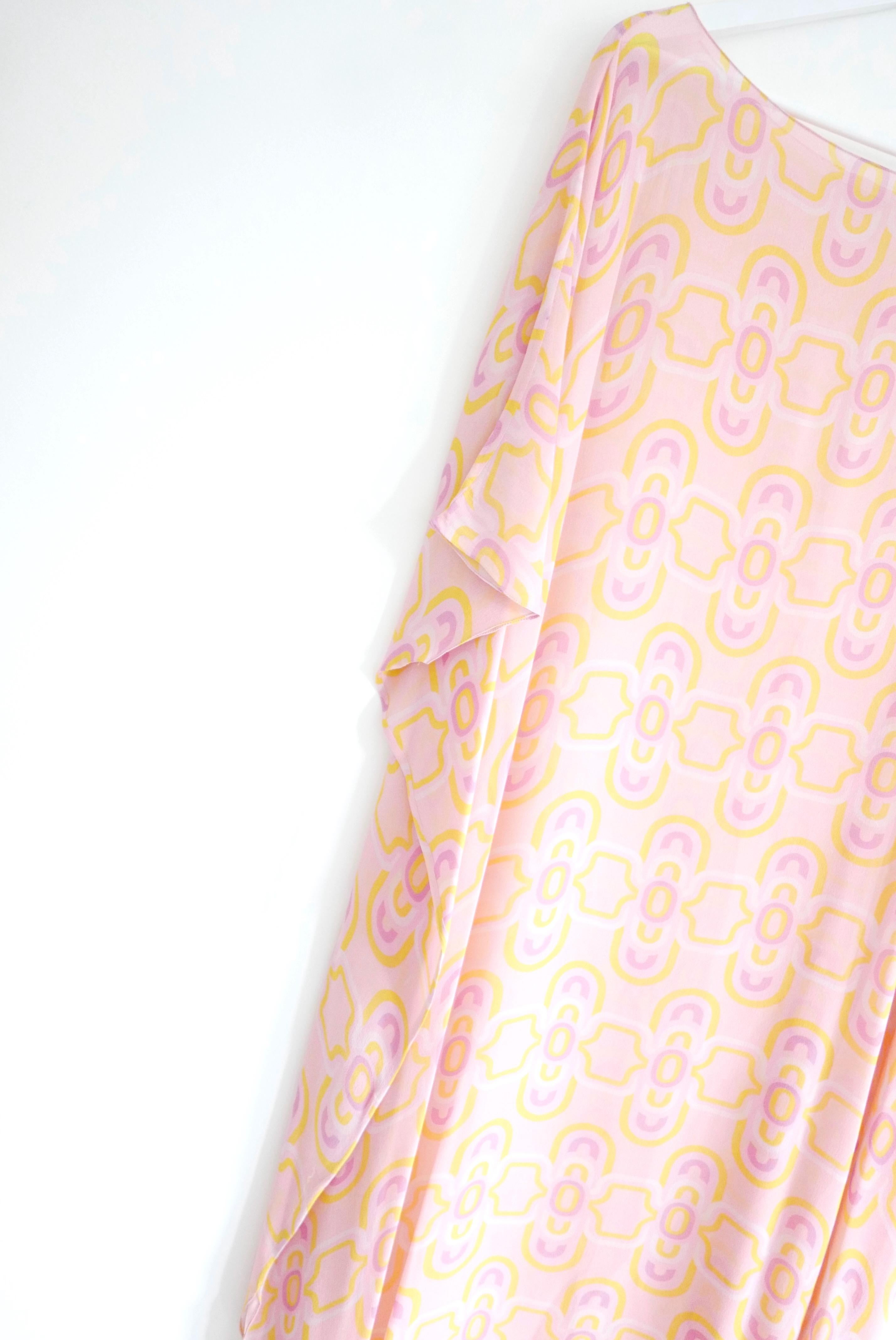 Superbe robe caftan en georgette fondante Julia s Dressing Madam Olympia. Acheté pour £464 et porté une fois.  Réalisée en crêpe de chine de soie rose très douce, elle présente un imprimé rétro lilas et jaune. Il présente une large encolure