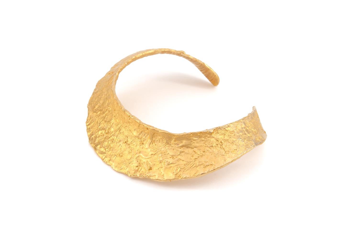 Collana in bronzo placcato oro
Collezione Julia 
Fusione a cera persa fatta a mano
Bronzo placcato in oro 24 carati su tutta la superficie
Pezzo unico
Spagna 
