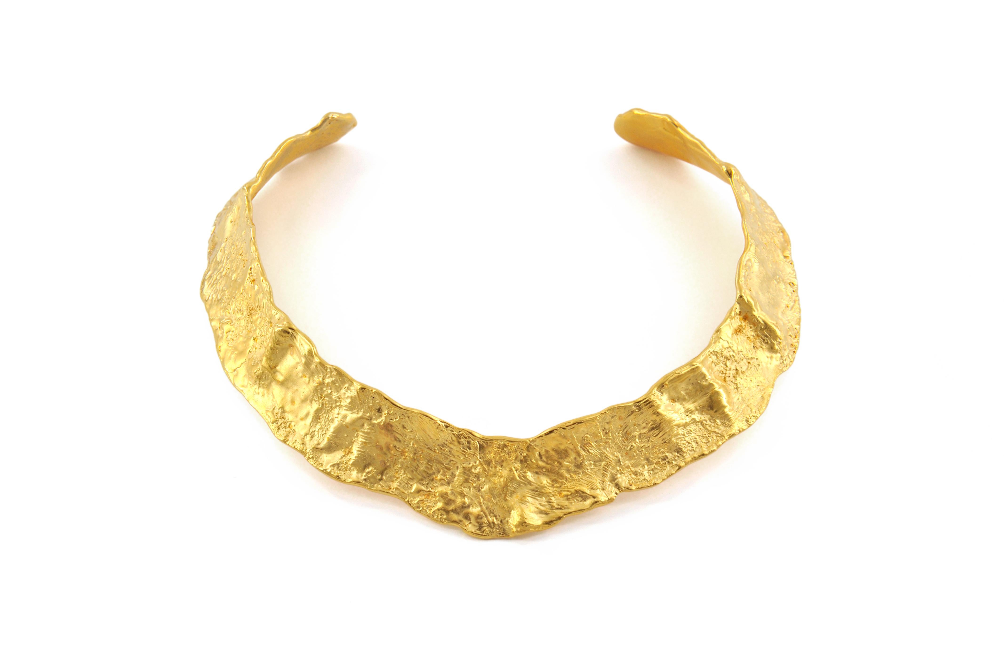 Collana sottile in bronzo placcato oro
Collezione Julia 
Fusione a cera persa fatta a mano
Bronzo placcato in oro 24 carati su tutta la superficie
Pezzo unico
Spagna 
