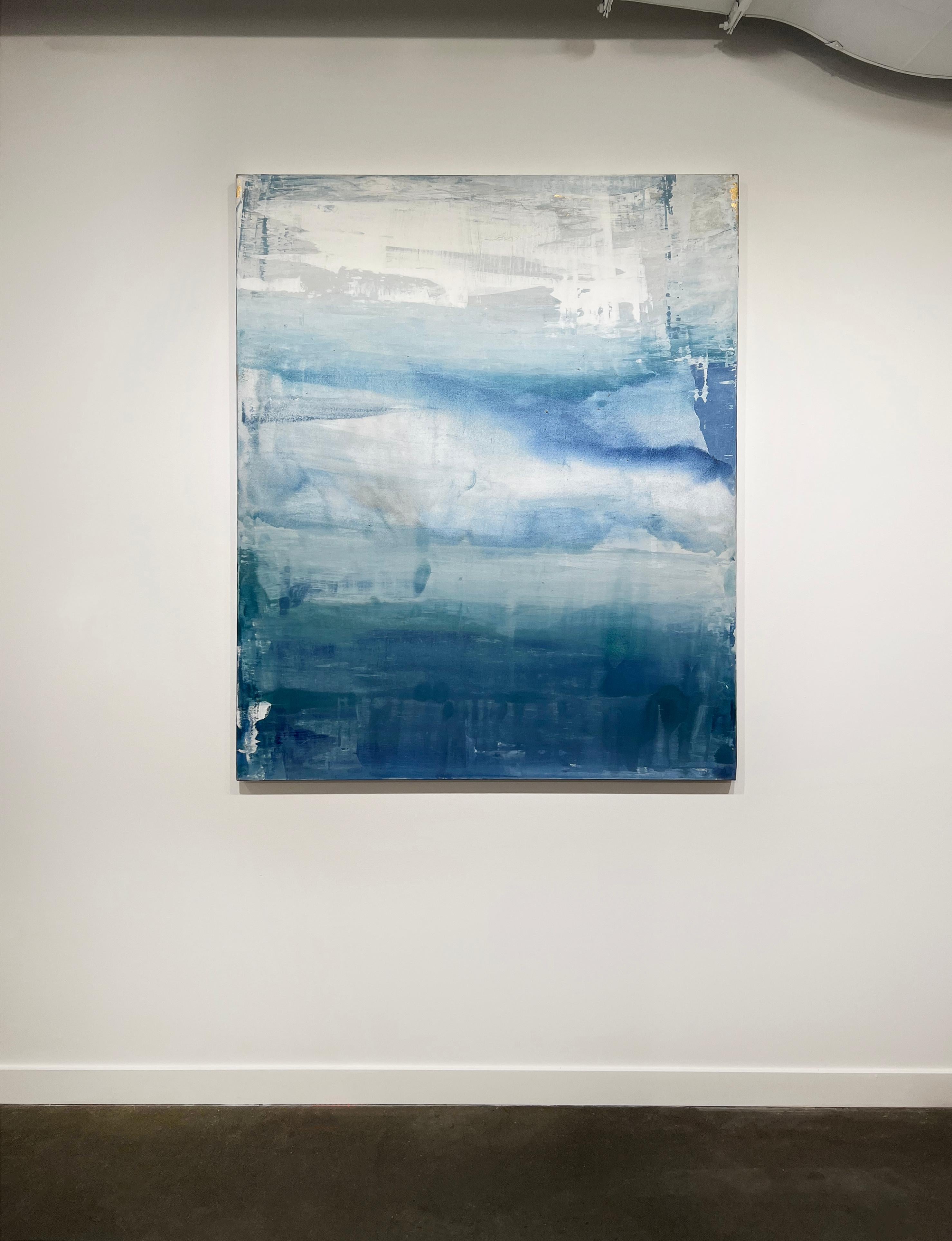 Cette peinture abstraite côtière de Julia Contacessi présente un beau mélange de bleus, de verts, de gris et de blancs froids, créant une esthétique douce que l'artiste compare à la sensation de montée et de descente d'une marée solaire. Lorsque le