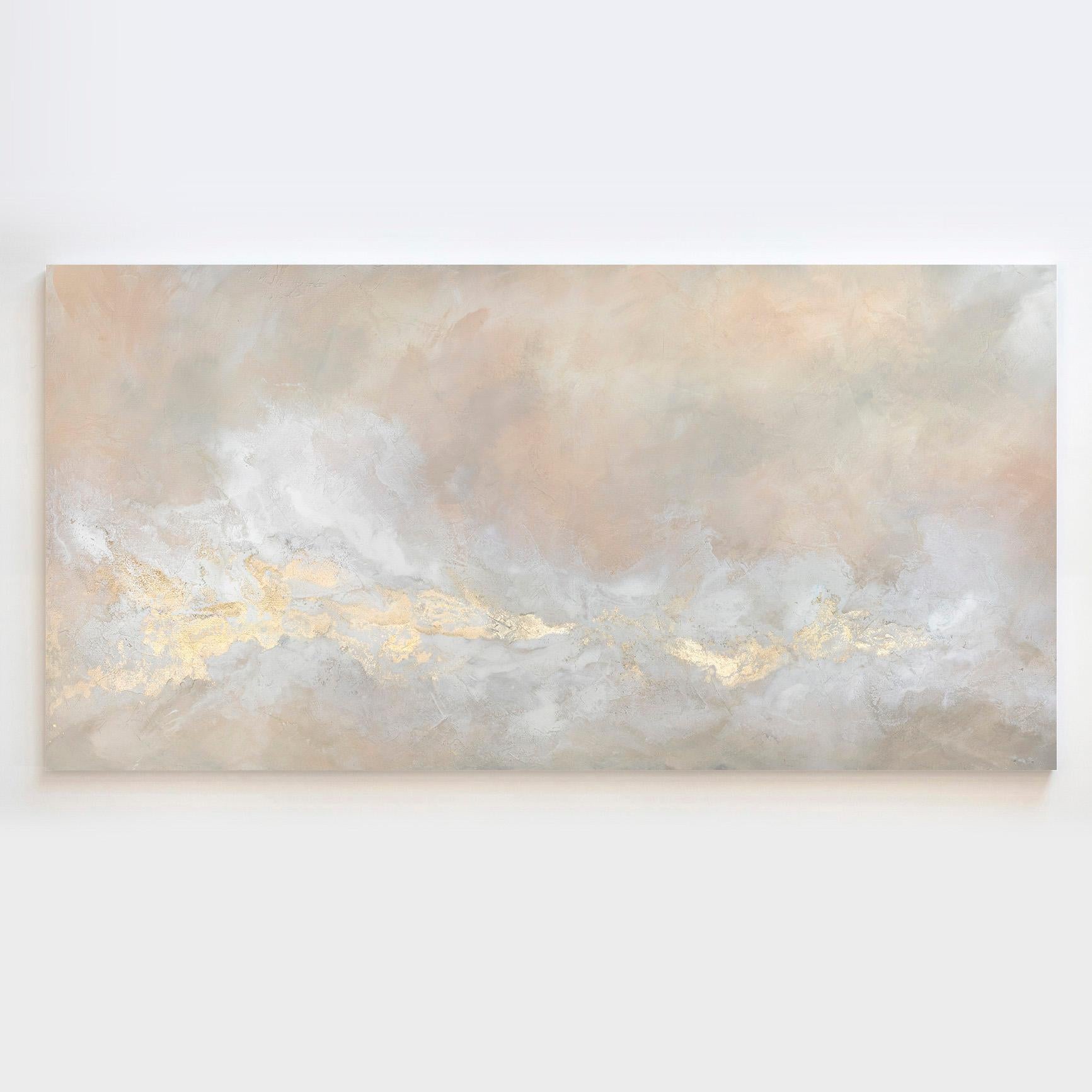 Dieses große abstrakte Gemälde von Julia Contacessi ist mit gemischten Medien auf Leinwand gemalt. Es zeichnet sich durch eine leichte, ausgewogene Komposition und eine warme, neutrale Farbpalette mit errötenden Tönen, Weiß und metallischen