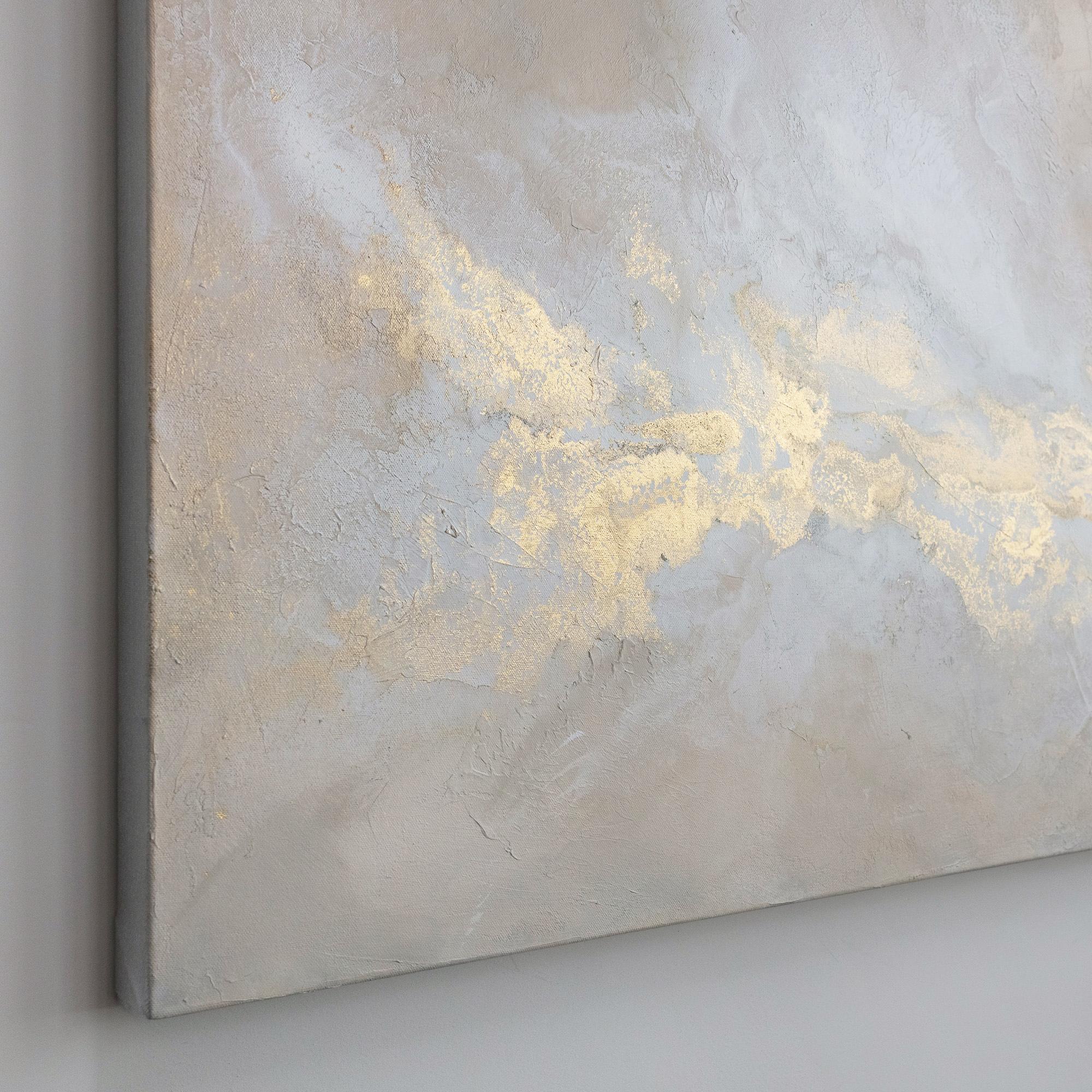 Cette grande peinture abstraite de Julia Contacessi est réalisée avec des techniques mixtes sur toile. Il se caractérise par une composition légère et équilibrée et une palette neutre et chaleureuse avec des tons blush, du blanc et des accents