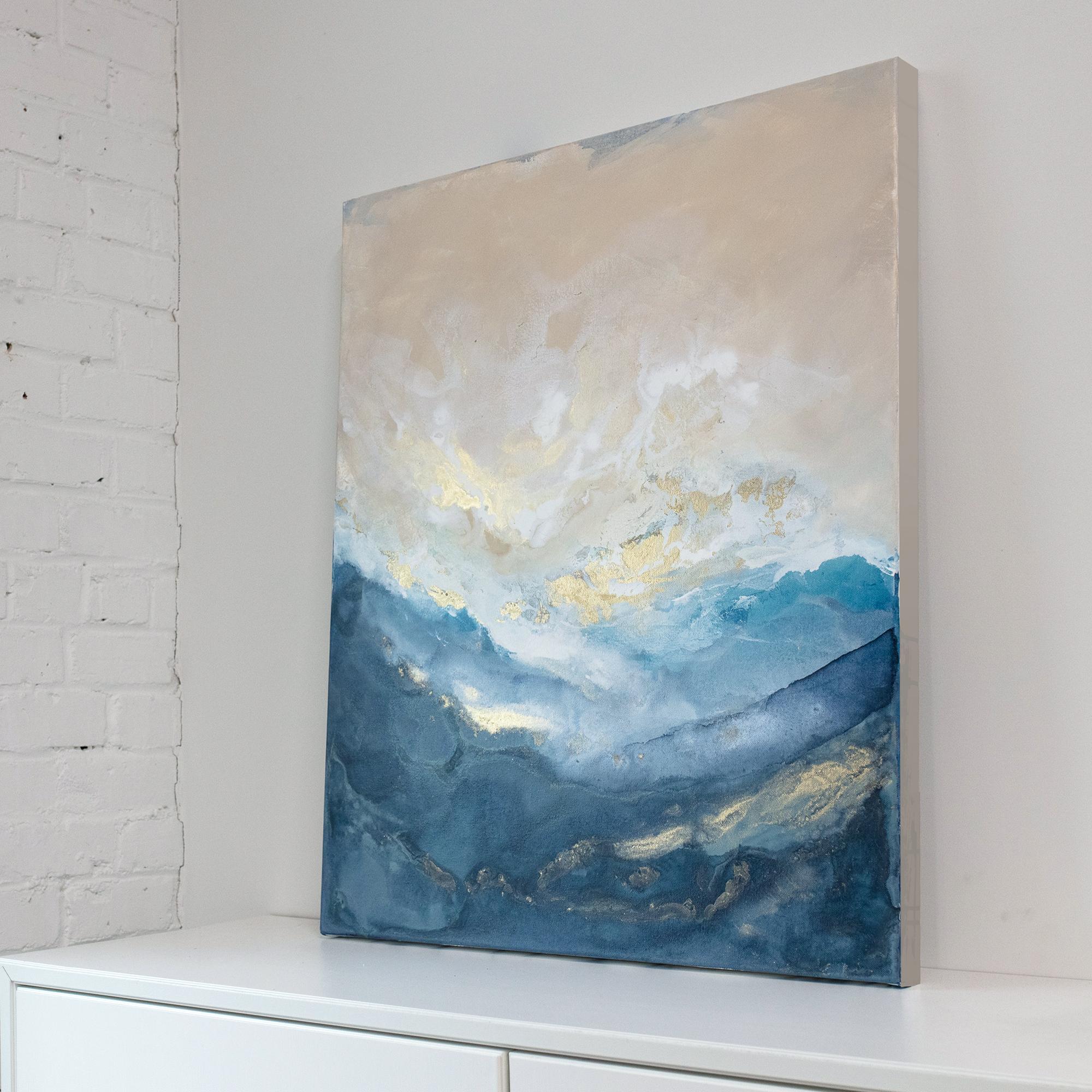 Dieses abstrakte Gemälde von Julia Contacessi zeichnet sich durch eine helle, küstennahe Farbpalette aus, die im unteren Teil der Komposition aus verschiedenen Blautönen und im oberen Teil aus hellen Rot- und Weißtönen besteht. In der Mitte des