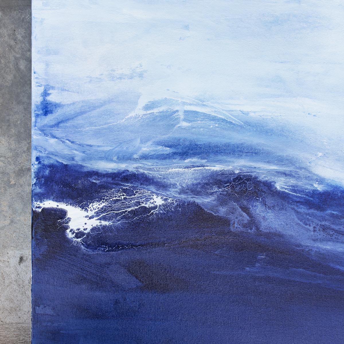 Dieses mittelgroße abstrakte Küstengemälde ist mit Acrylfarbe auf Leinwand gemalt, in Galerie verpackt und mit silberfarbenen Rändern versehen. In einem blauen Meer tanzt der zarteste Hauch von Weiß über diesen frischen Horizont und verleiht ihm ein