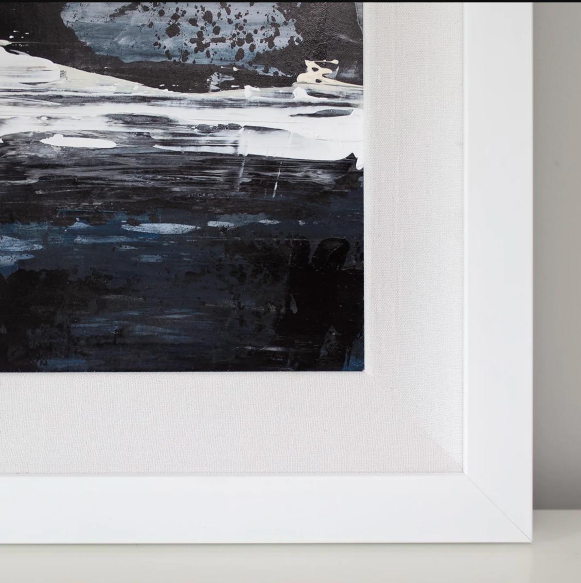 Cette peinture abstraite en noir et blanc de Julia Contacessi présente des couches de coups de pinceau expressifs et une palette froide de niveaux de gris. À propos de cette œuvre, l'artiste déclare : 