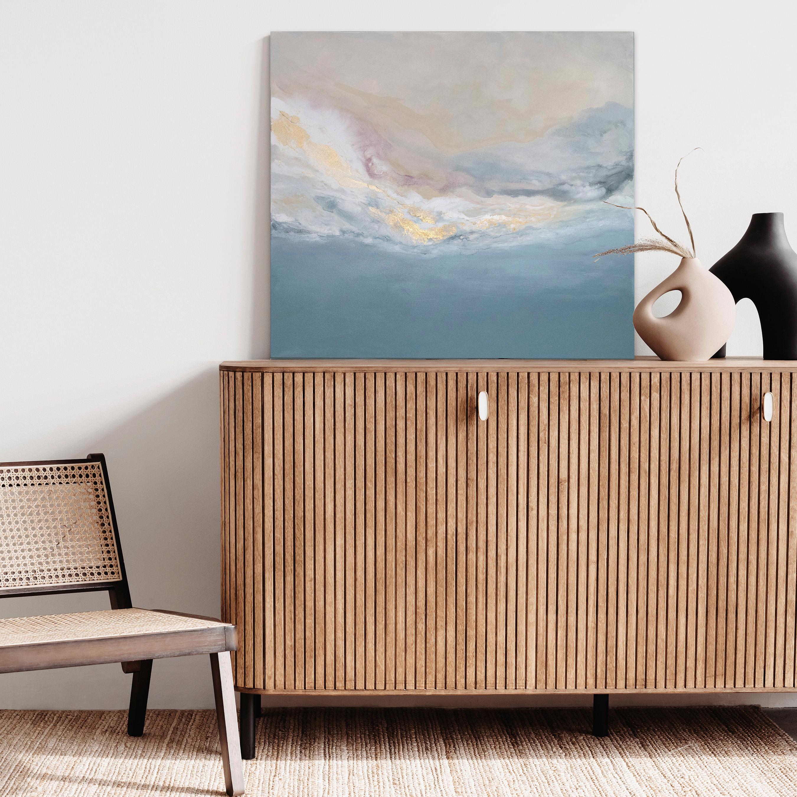 Dieses abstrakte Gemälde von Julia Contacessi zeichnet sich durch eine sanfte Küstenpalette mit Blautönen und Schichten aus erröteten, weißen und goldenen Metallic-Akzenten aus, die sich zu einer ausgewogenen Komposition zusammenfügen. Das Gemälde