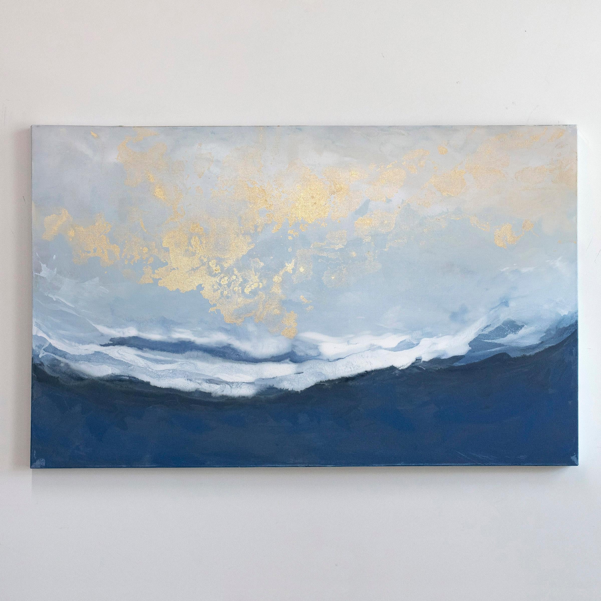 Dieses abstrakte Gemälde von Julia Contacessi zeichnet sich durch eine kühle Farbpalette mit tiefblauen und weißen Tönen und subtilen metallischen Akzenten im oberen Teil der Komposition aus. Das Gemälde ist auf galerieumwickelter Leinwand mit