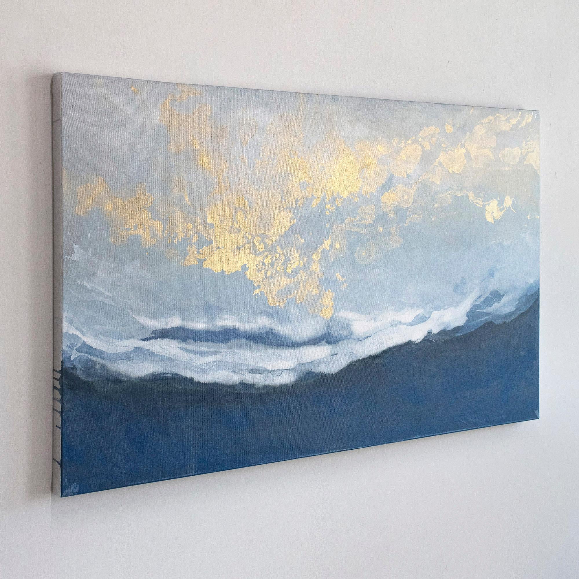 Ce tableau abstrait de Julia Contacessi présente une palette froide avec des lavis de bleu profond et de blanc, et de subtils accents métalliques en haut de la composition. La peinture est réalisée sur une toile enveloppée dans une galerie avec des