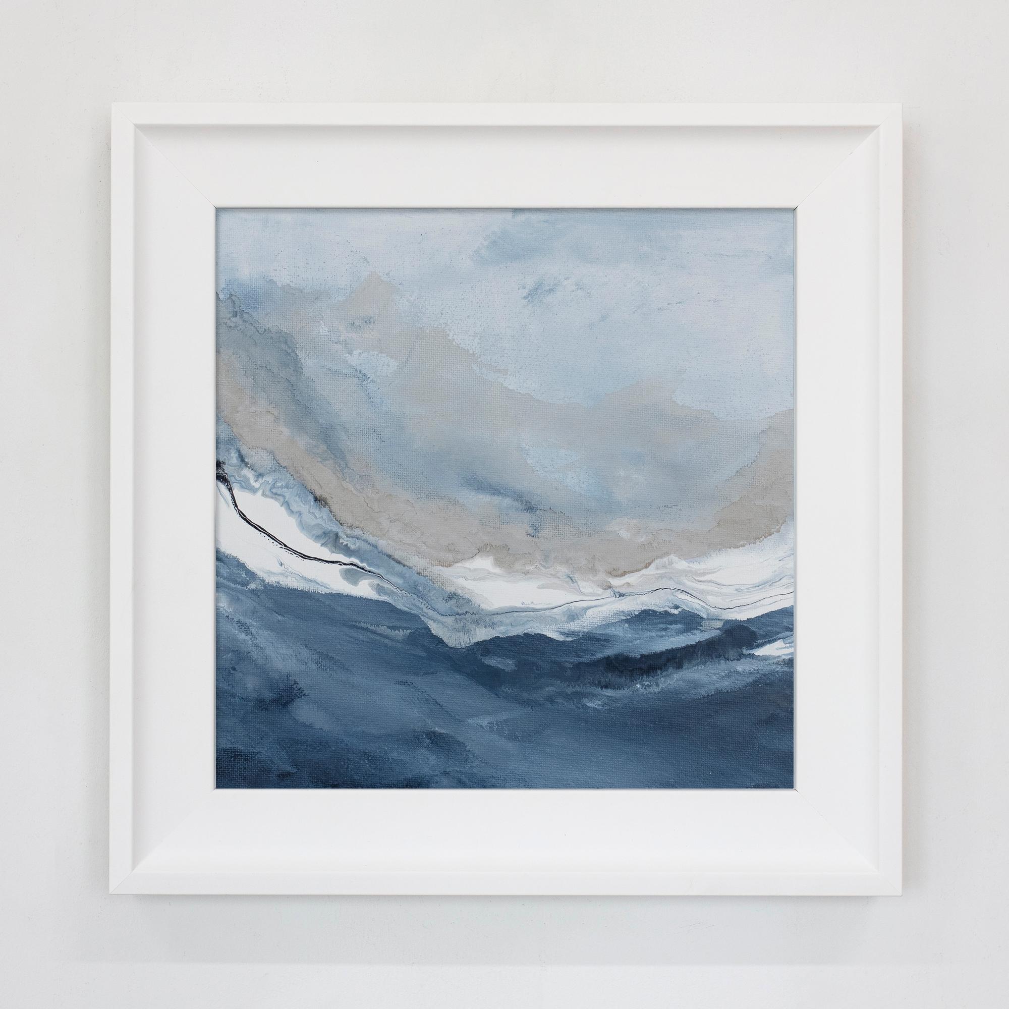 Questi due piccoli dipinti astratti incorniciati di Julia Contacessi sono venduti insieme. Sono caratterizzati da una tavolozza di blu freddo con lavaggi di bianco e grigio che scorrono orizzontalmente al centro di ogni composizione. Ogni quadro di