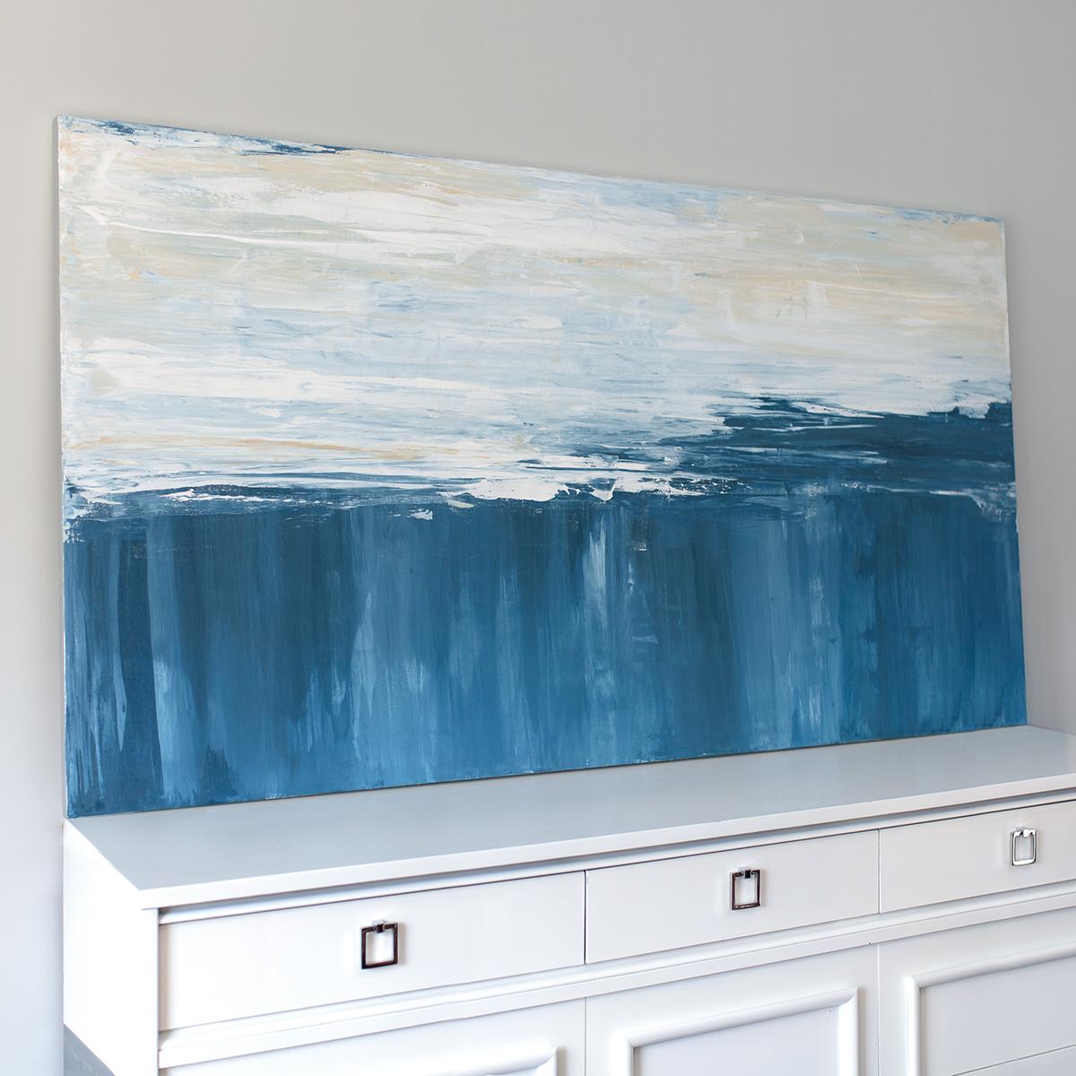 Dieses große abstrakte Gemälde von Julia Contacessi zeichnet sich durch eine kühle Farbpalette mit tiefem Blau in der unteren Hälfte der Komposition und weißen und neutralen Tönen aus, die sich in Strichen über die obere Hälfte des Werks legen.