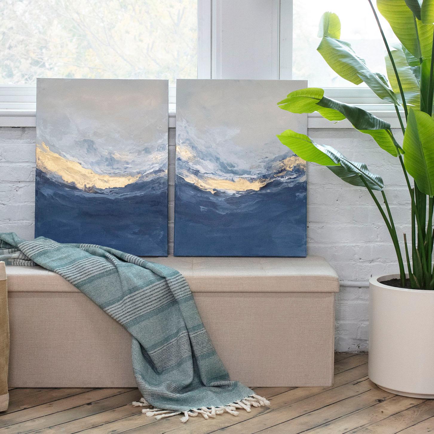 Questo quadro astratto di medie dimensioni di Julia Contacessi presenta una tavolozza fredda con pennellate di blu profondo, grigio caldo e un accento d'oro metallico che scorre al centro della composizione orizzontale. Il quadro è stato realizzato