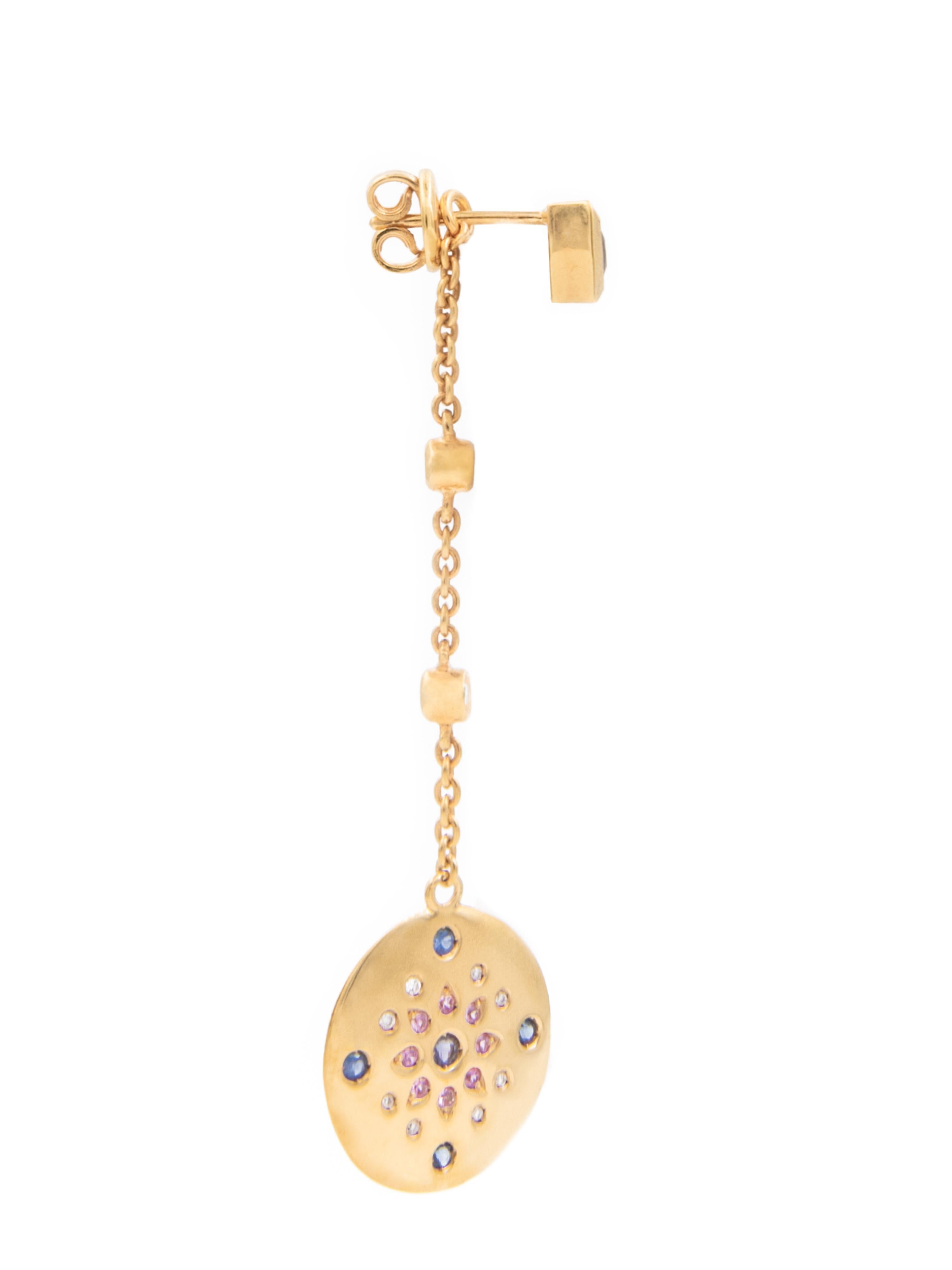 18 karat yellow gold pair of long dangle earrings with round disc pendants. The earrings are set with a total of 48 gemstones including a central iolite, 0,32-carat of blue and pink sapphires and 0,34-carat of diamonds. The square iolite studs on