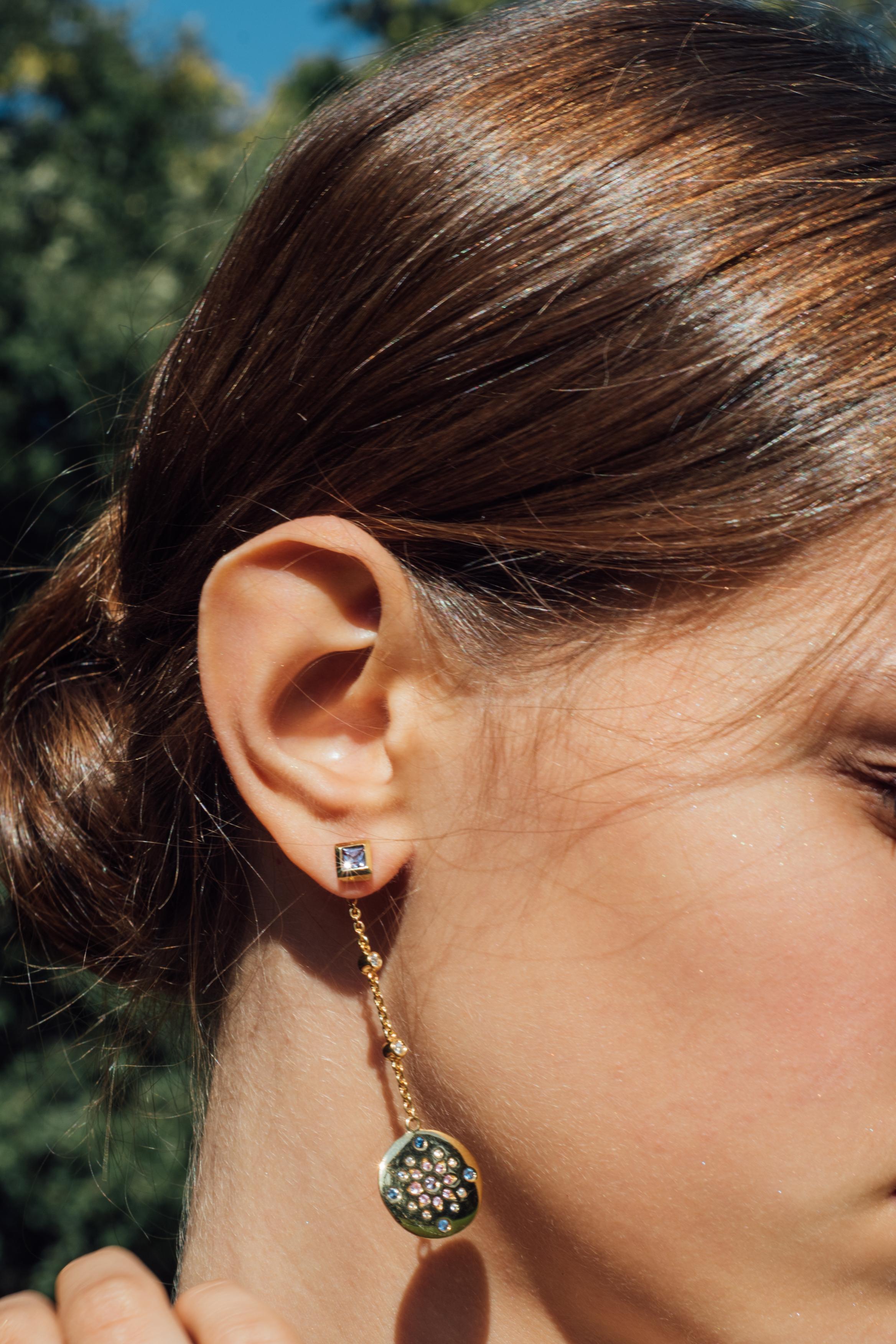 Contemporary Julia-Didon Cayre 18 Karat Yellow Gold Diamond and Sapphire Long Dangle Earrings For Sale