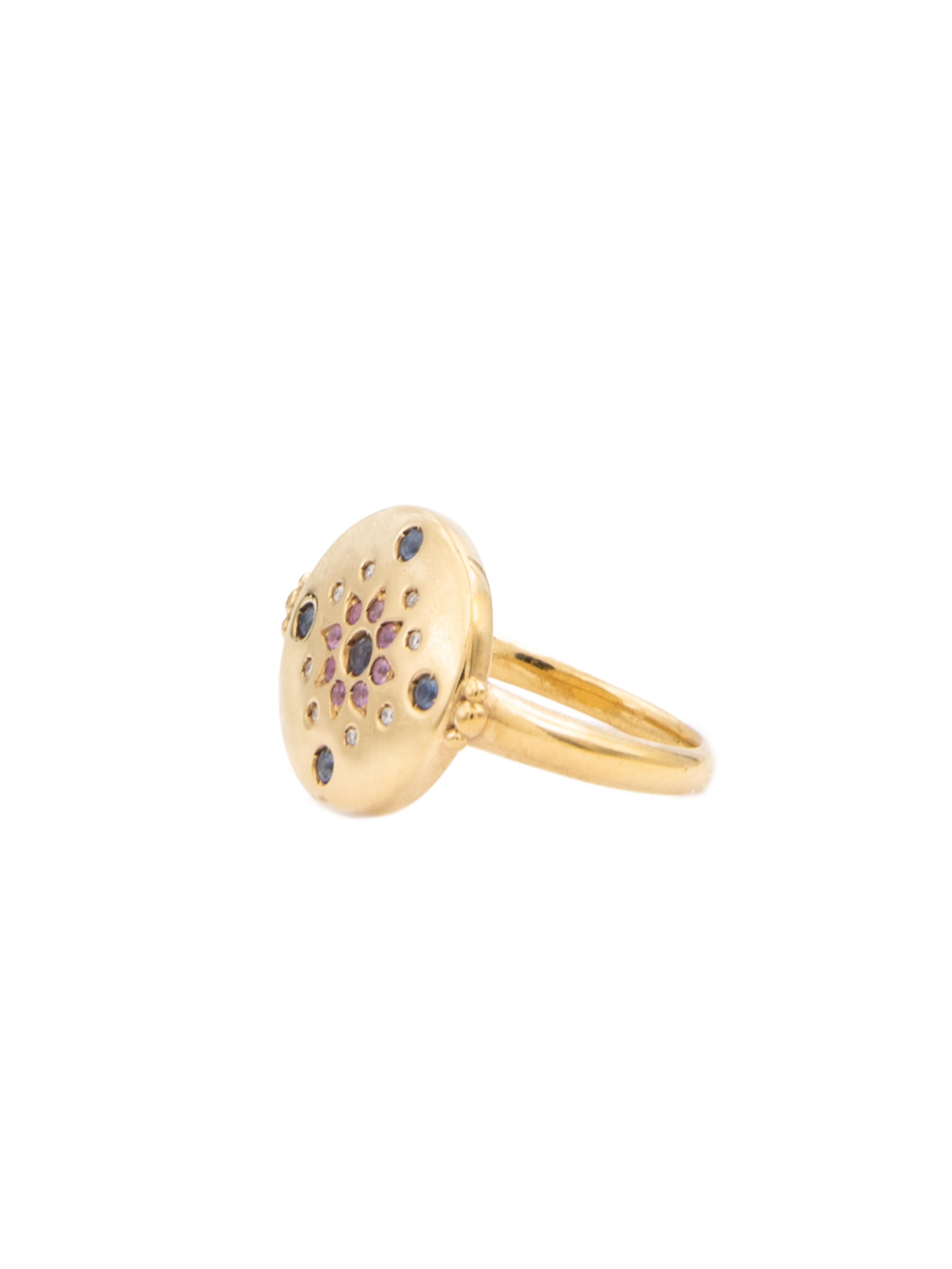 18 karat yellow gold signet ring. The ring is set with 21 gemstones including a central iolite, 0,16-carat of blue and pink sapphires and 0,11-carat of diamonds.   

The ring is available in three sizes (Italian sizes 12, 14 and 16 / US sizes 6, 6
