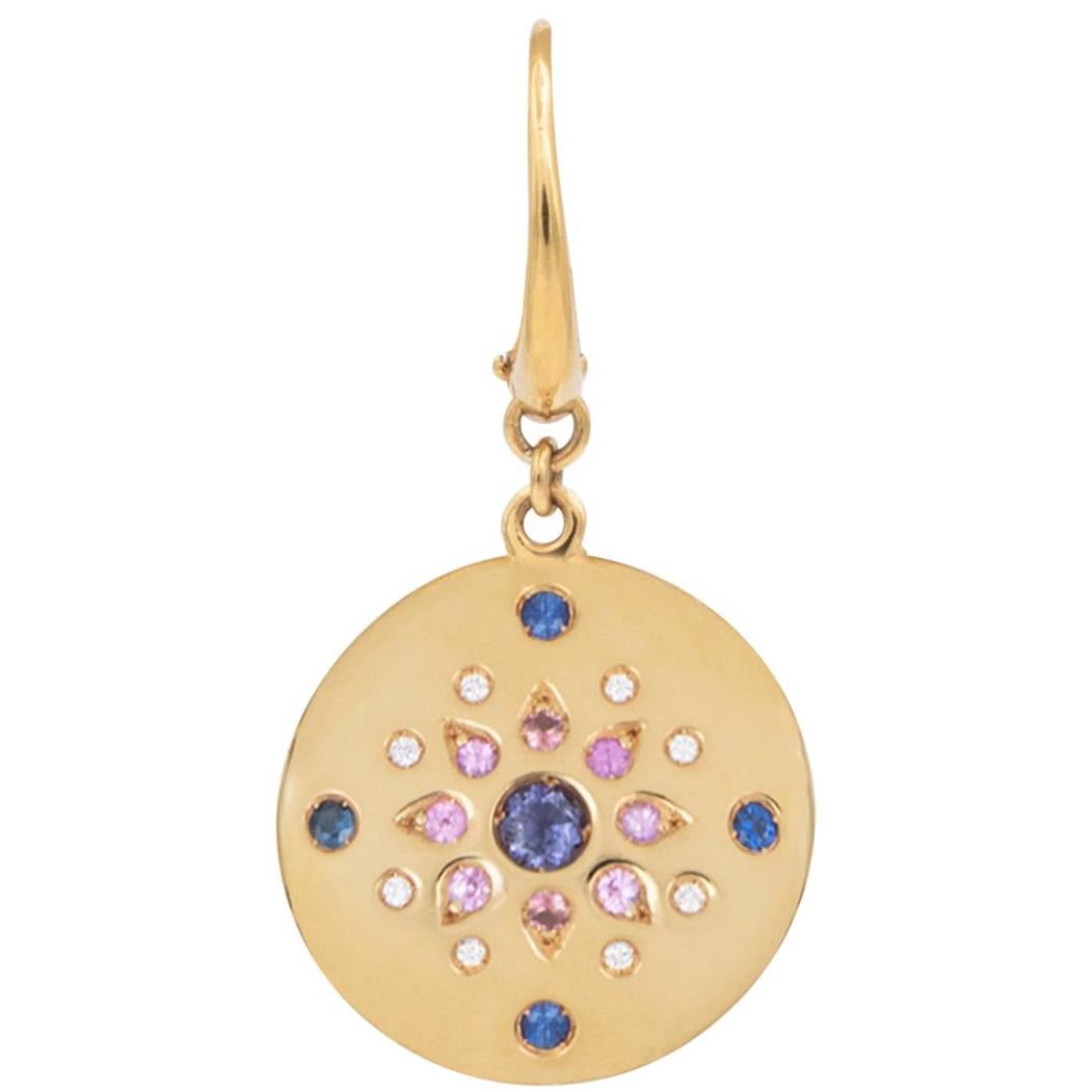 18 karat yellow gold pair of drop earrings with round disc pendants. The earrings are set with a total of 42 gemstones including a central iolite, 0,40-carat of blue and pink sapphires and 0,22-carat of diamonds.  

The diameter of the disc pendant