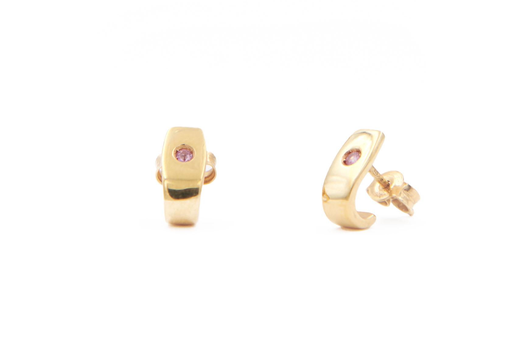 18 karat yellow gold cuff earrings set with pink sapphires.  

These earrings form part of Julia-Didon Cayre's 'Mezzanotte Milano' collection. All pieces in this collection may be personalized by using your favourite gemstones, birthstone or colour