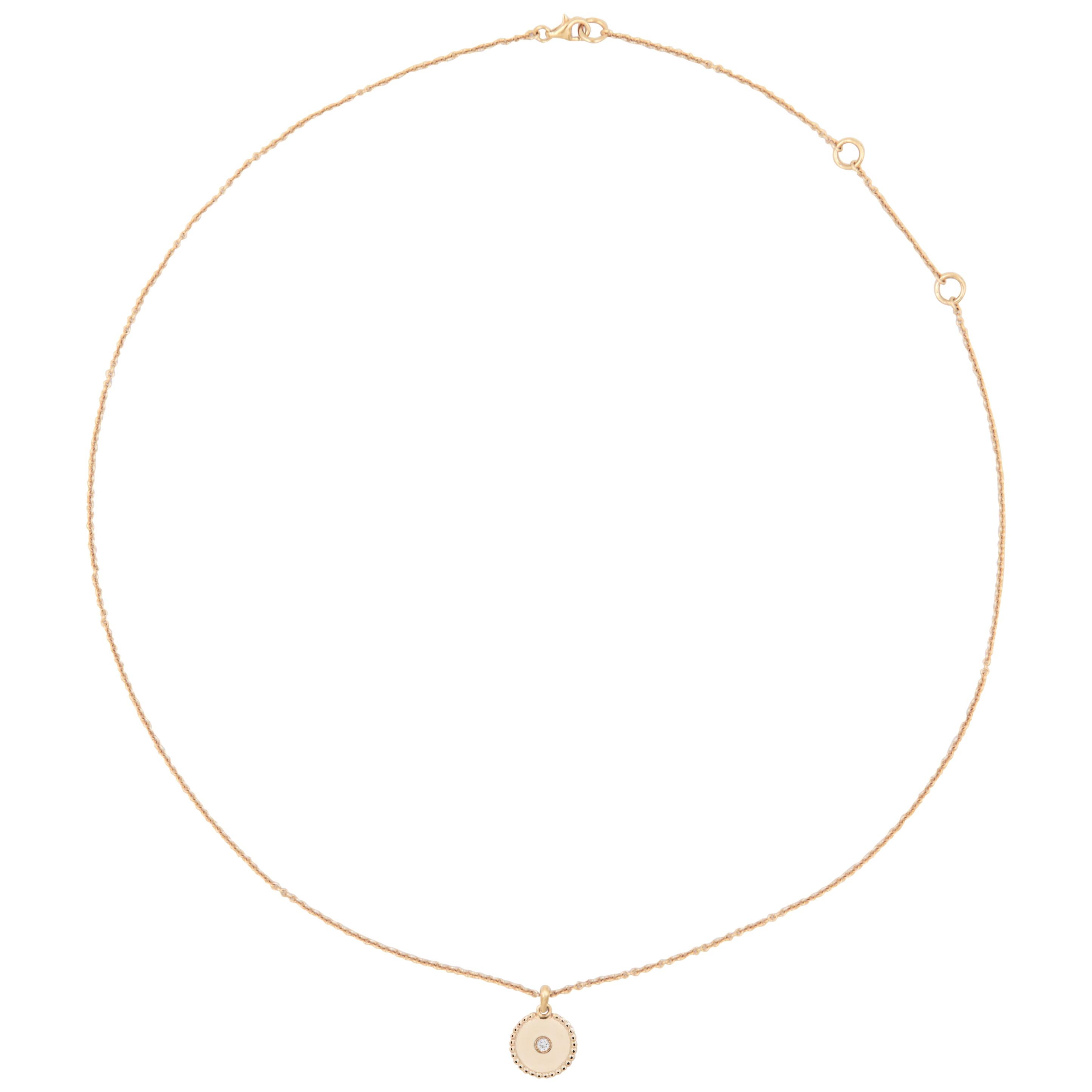 18 karat yellow gold necklace with a sapphire-set pendant and adjustable chain. 

The chain is adjustable at a length of 42, 45 and 50 cm (16,5, 17,7 and 19,6 inch). 

Please note that the necklace described corresponds to the first picture of this