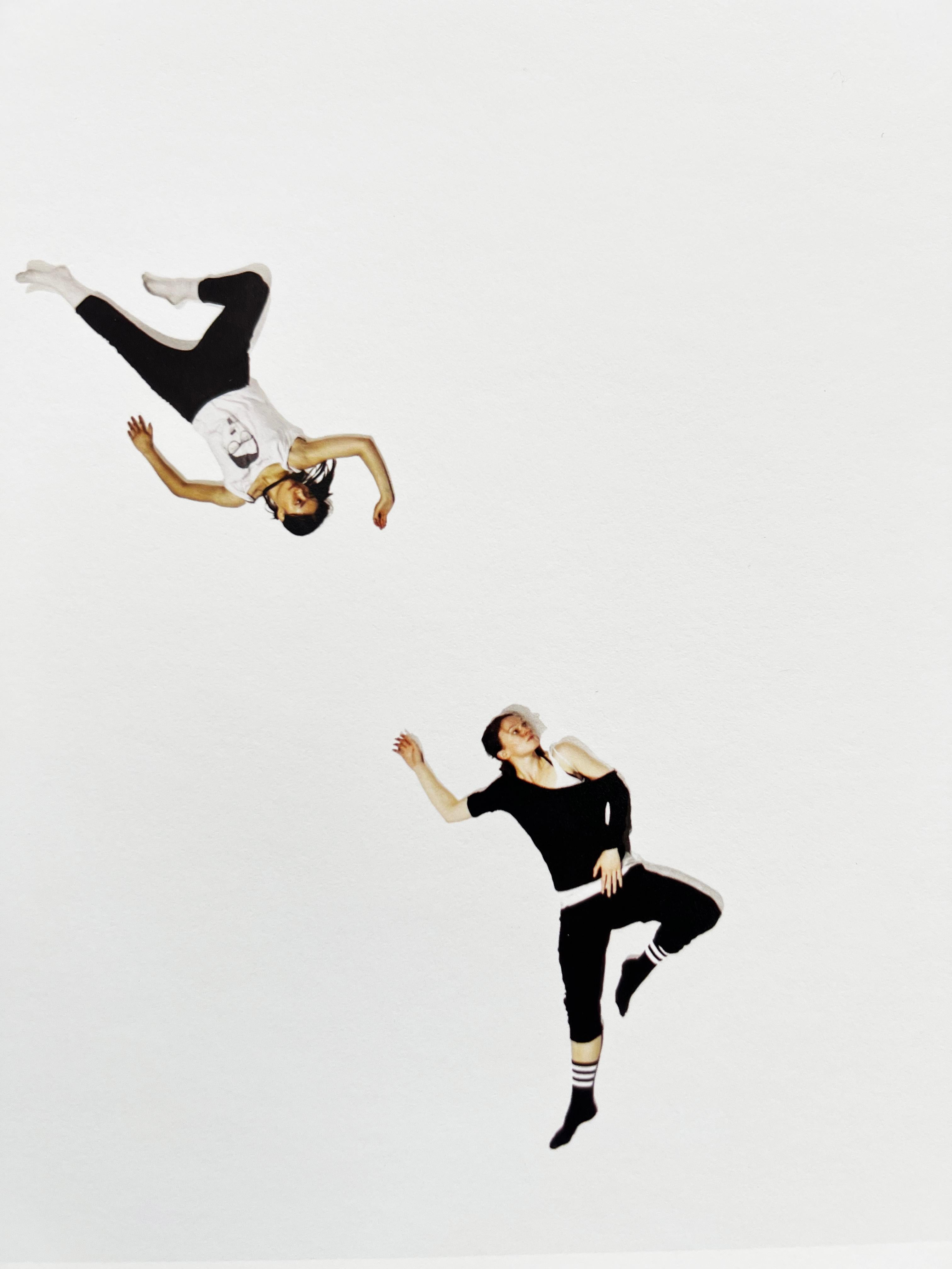 Tänzerinnen und Tänzer, Frankreich, zeitgenössische Farbfotografie des Body Movement  – Photograph von Julia Gat