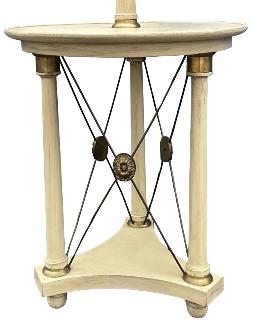 Si tratta di un tavolino versatile e senza tempo, realizzato da Julia Gray Ltd. Ha una presa doppia. La parte inferiore presenta accenti in ottone. Si tratta di una finitura verniciata color avorio antico. È in ottime condizioni.

La mia spedizione