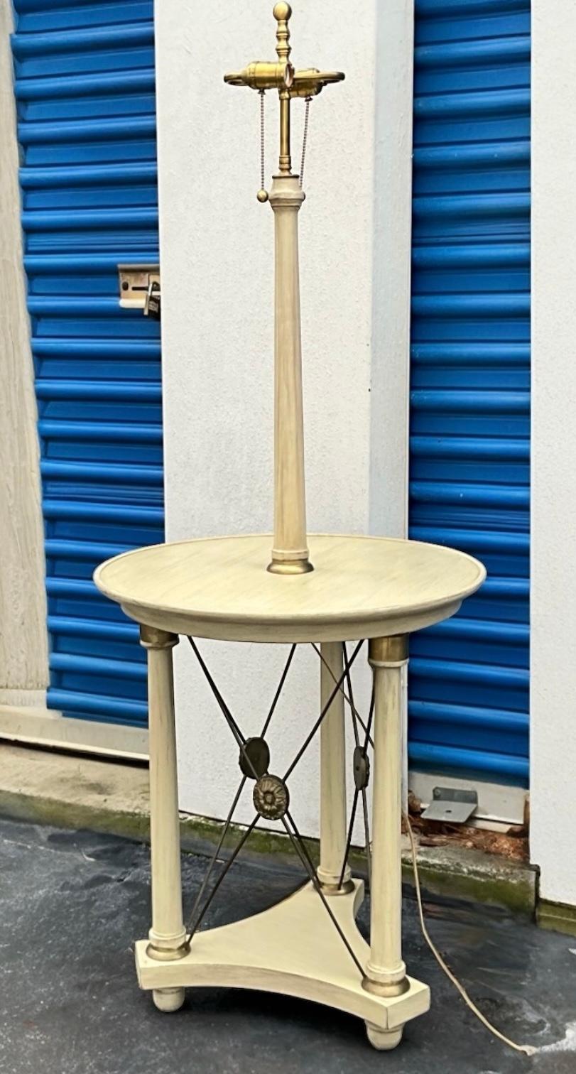 Neoclassico Julia Gray Ltd. Tavolo da lampada rotondo dipinto in stile neoclassico di New York in vendita