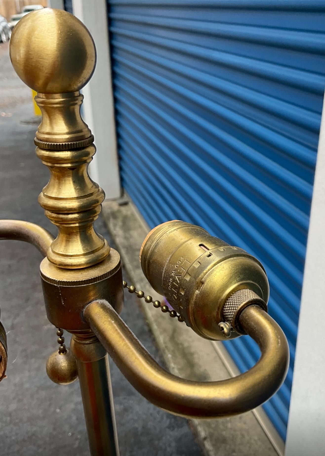 Americano Julia Gray Ltd. Tavolo da lampada rotondo dipinto in stile neoclassico di New York in vendita