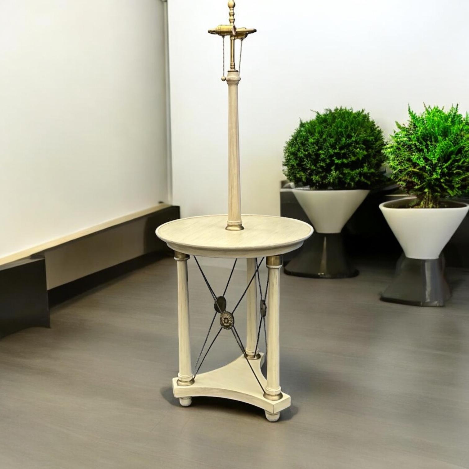 Julia Gray Ltd. Tavolo da lampada rotondo dipinto in stile neoclassico di New York In condizioni buone in vendita a Kennesaw, GA