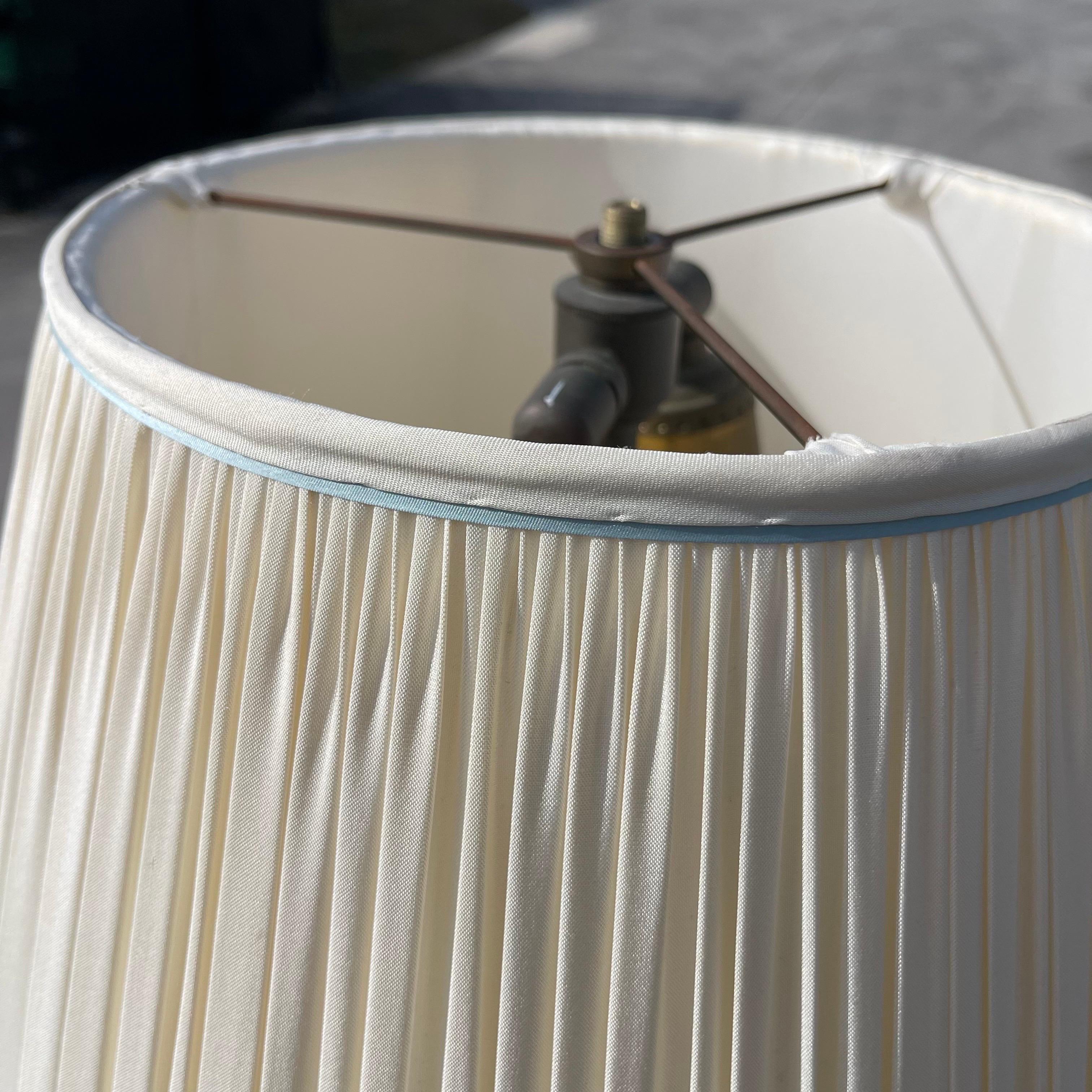 Fabuleuse combinaison de lampe de table et de lampadaire. Non marqué, acheté dans le cadre d'un lot de meubles Julia Gray provenant d'une même succession. 