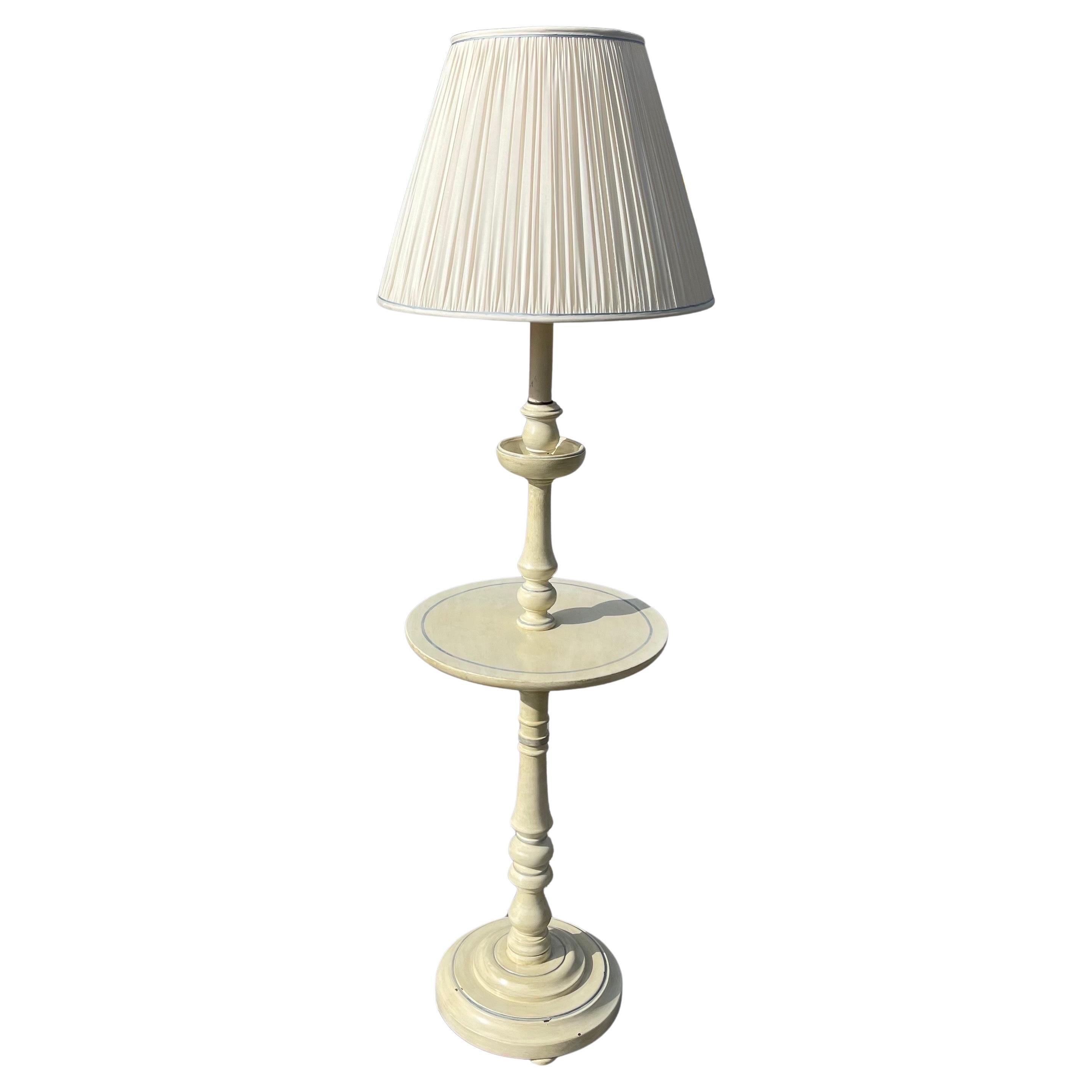 Lámpara de pie Julia Gray New York Candlestick, mesa integrada, acento azul