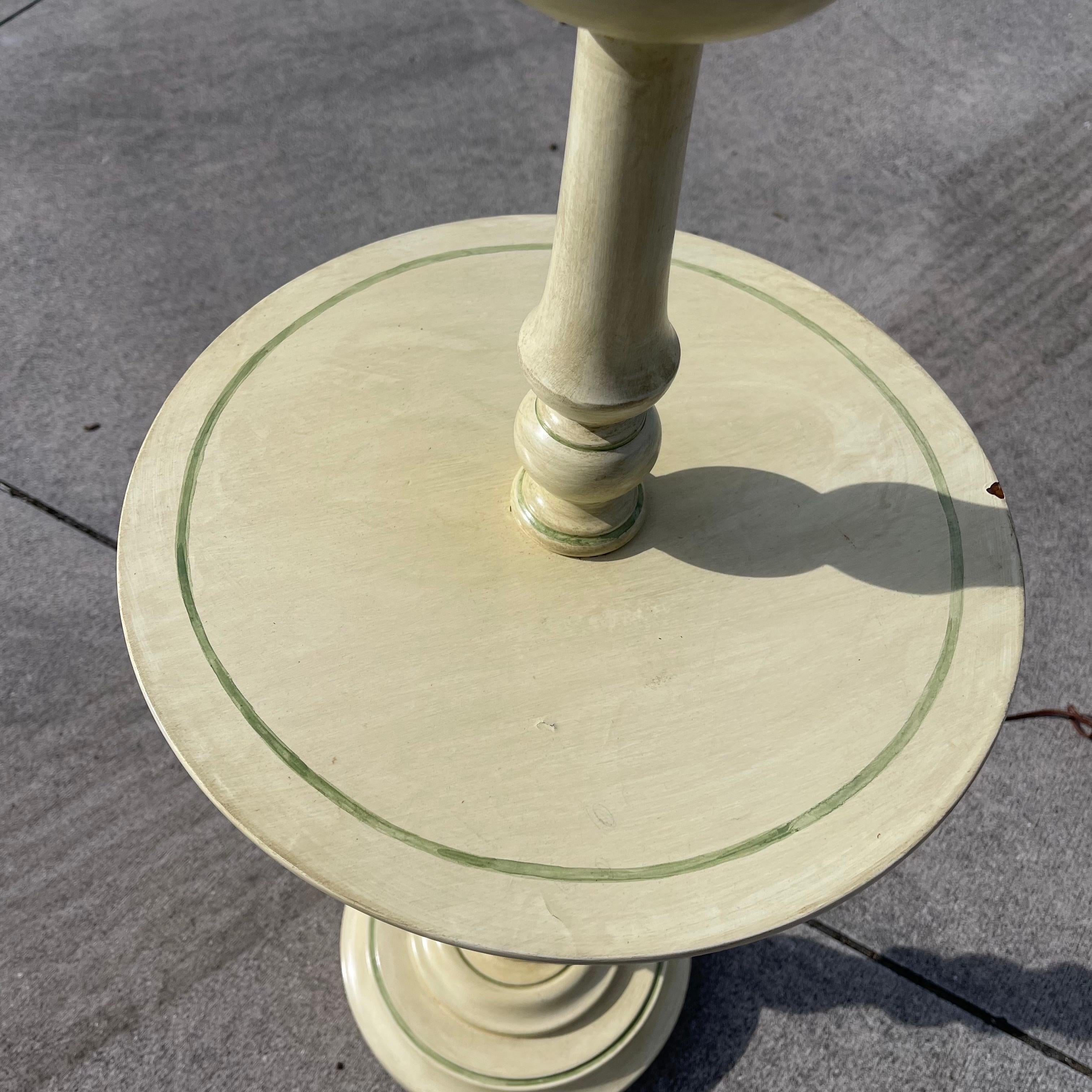 Lámpara de pie Julia Gray New York Candlestick, mesa integrada siglo XX en venta