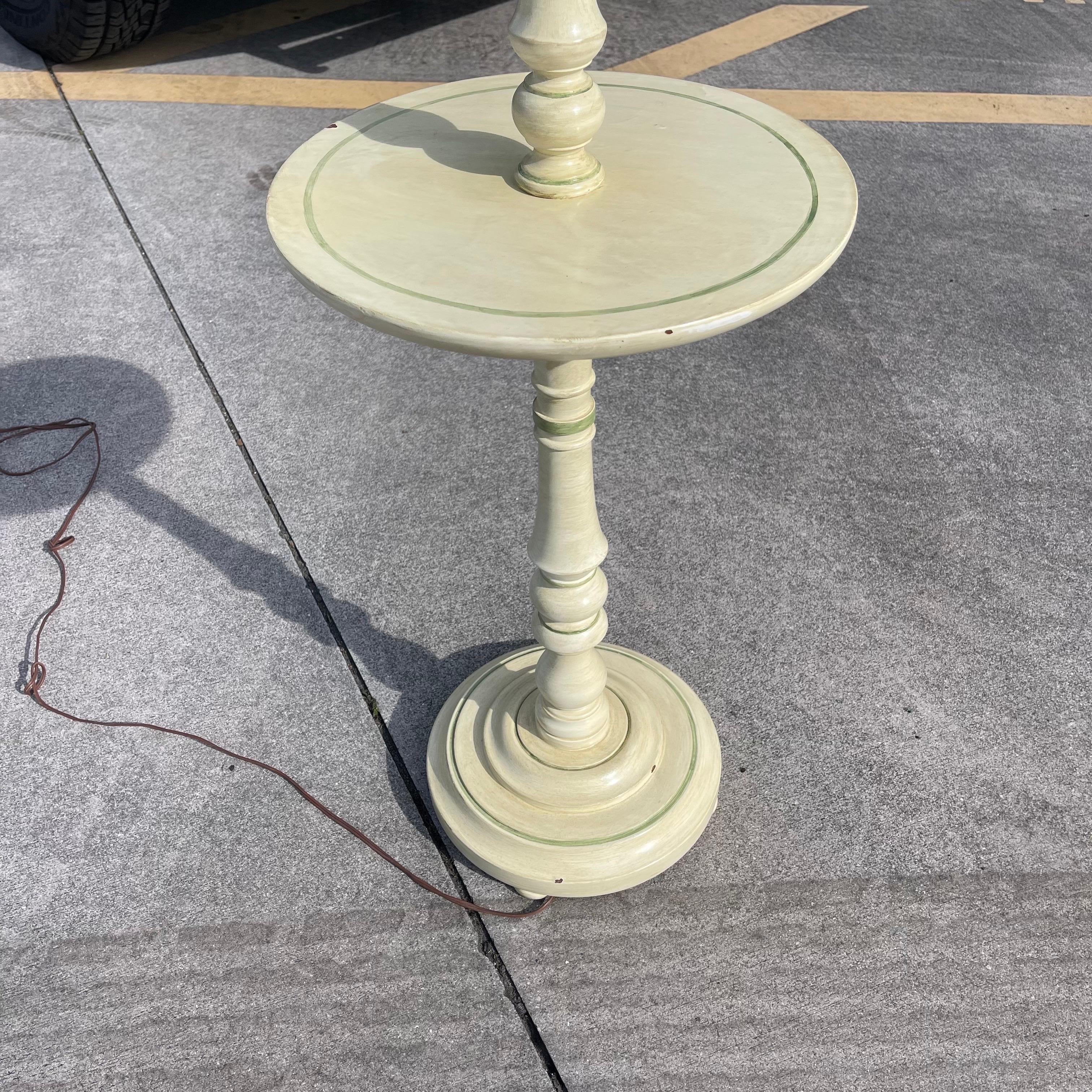 Lámpara de pie Julia Gray New York Candlestick, mesa integrada en venta 4