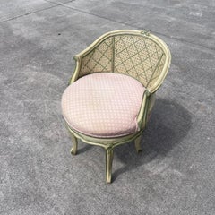 Julia Gray New York, tabouret de coiffeuse pivotant en bois sculpté de style Louis XV