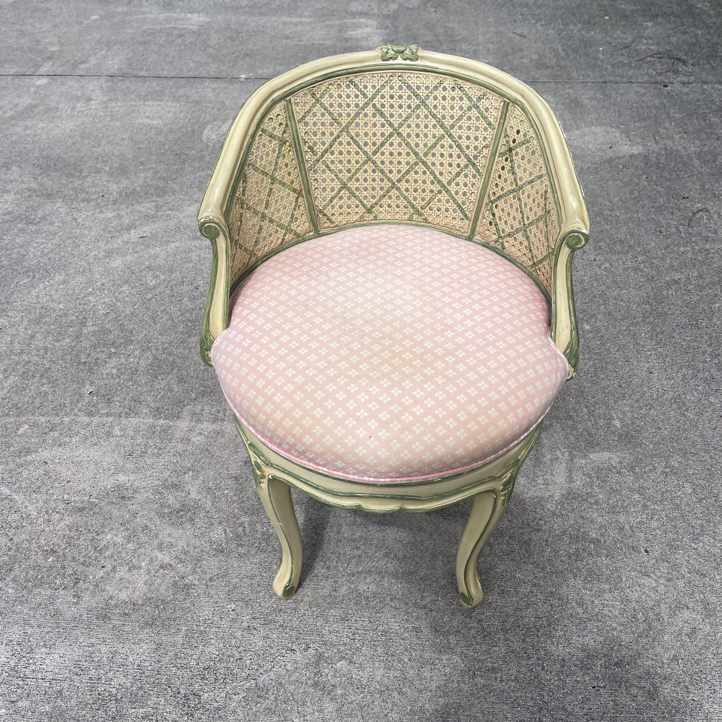 Julia Gray New York Sedia sgabello girevole di vanità in legno intagliato stile Luigi XV In condizioni buone in vendita a Jensen Beach, FL