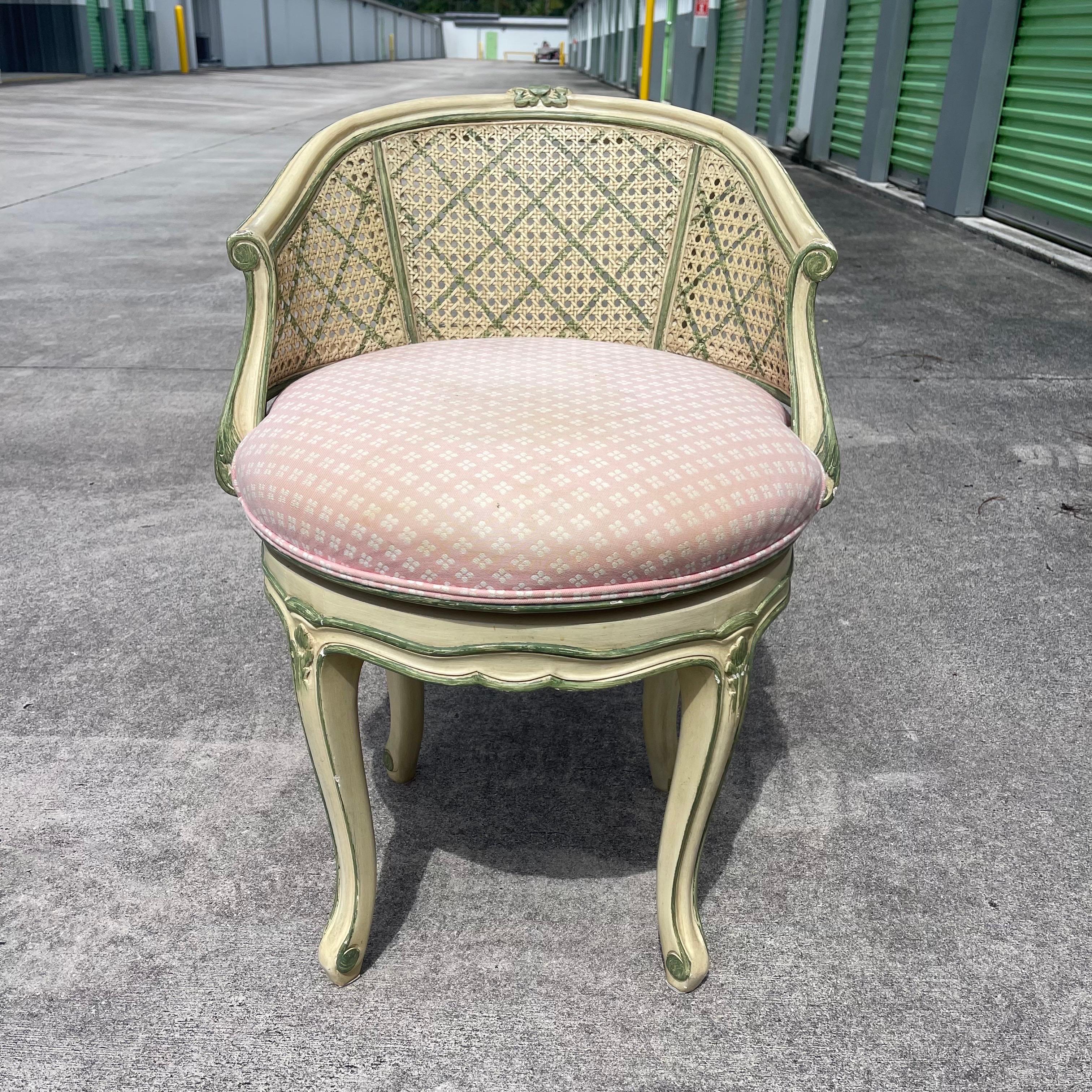 XX secolo Julia Gray New York Sedia sgabello girevole di vanità in legno intagliato stile Luigi XV in vendita