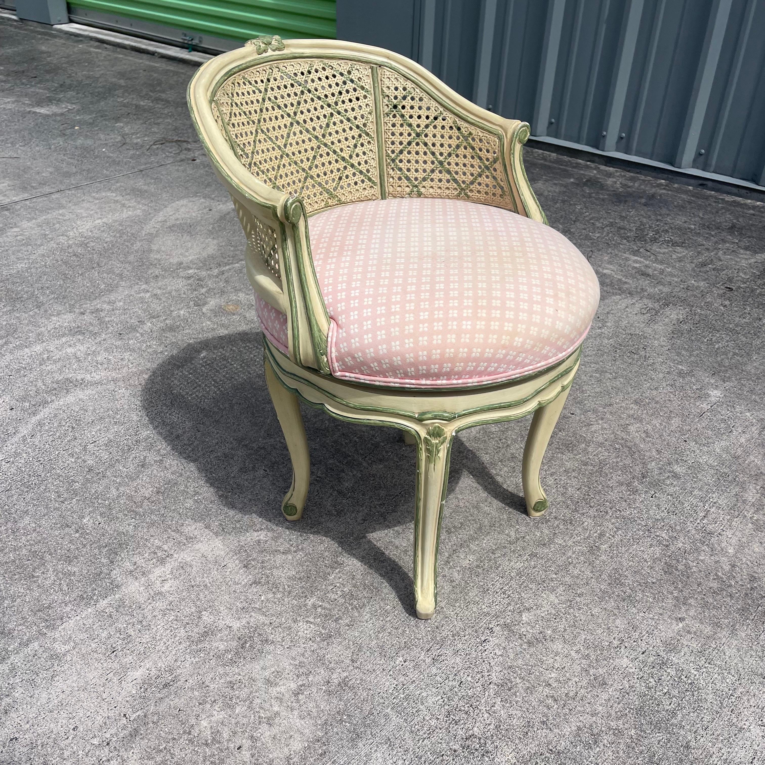 Tappezzeria Julia Gray New York Sedia sgabello girevole di vanità in legno intagliato stile Luigi XV in vendita
