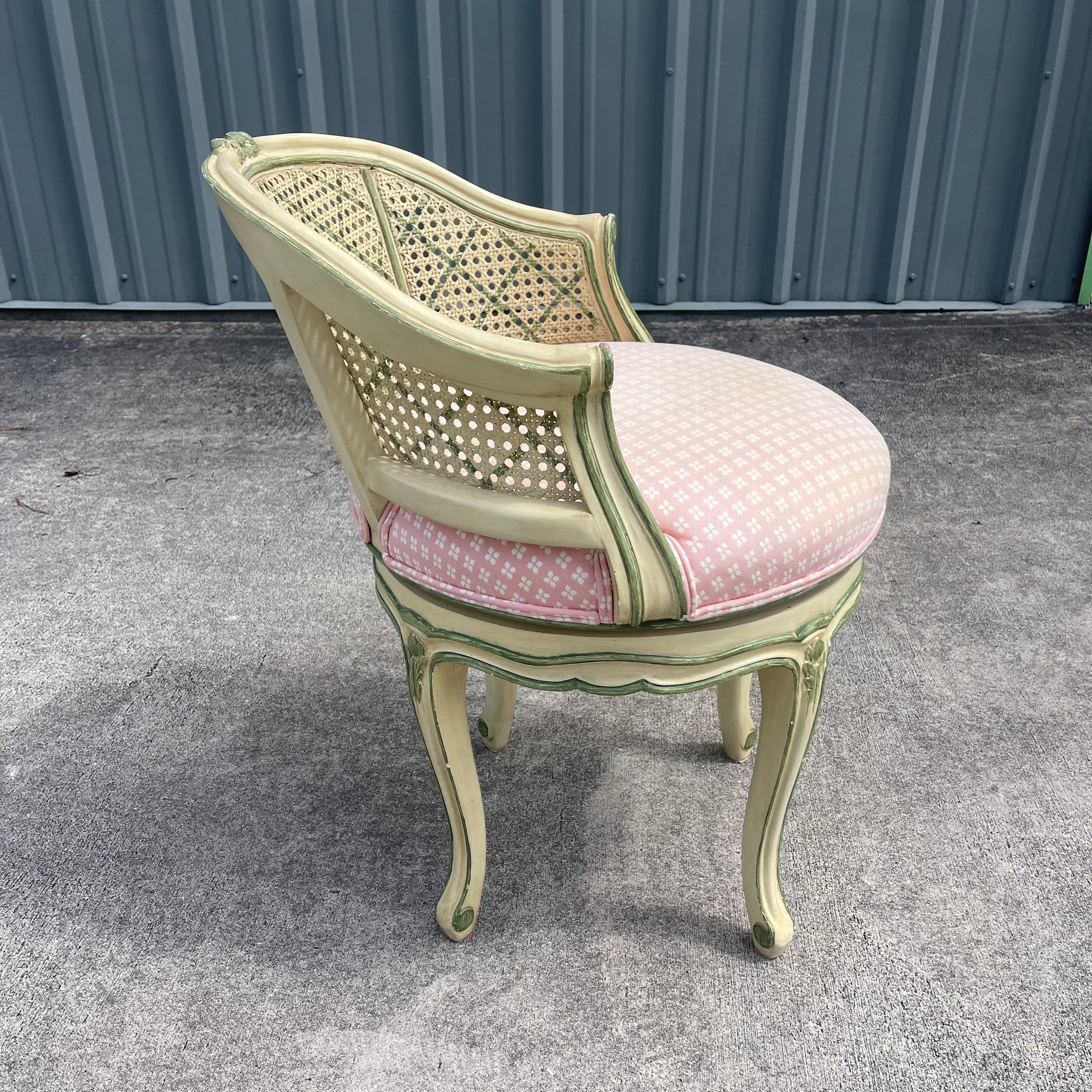 Julia Gray New York Sedia sgabello girevole di vanità in legno intagliato stile Luigi XV in vendita 1