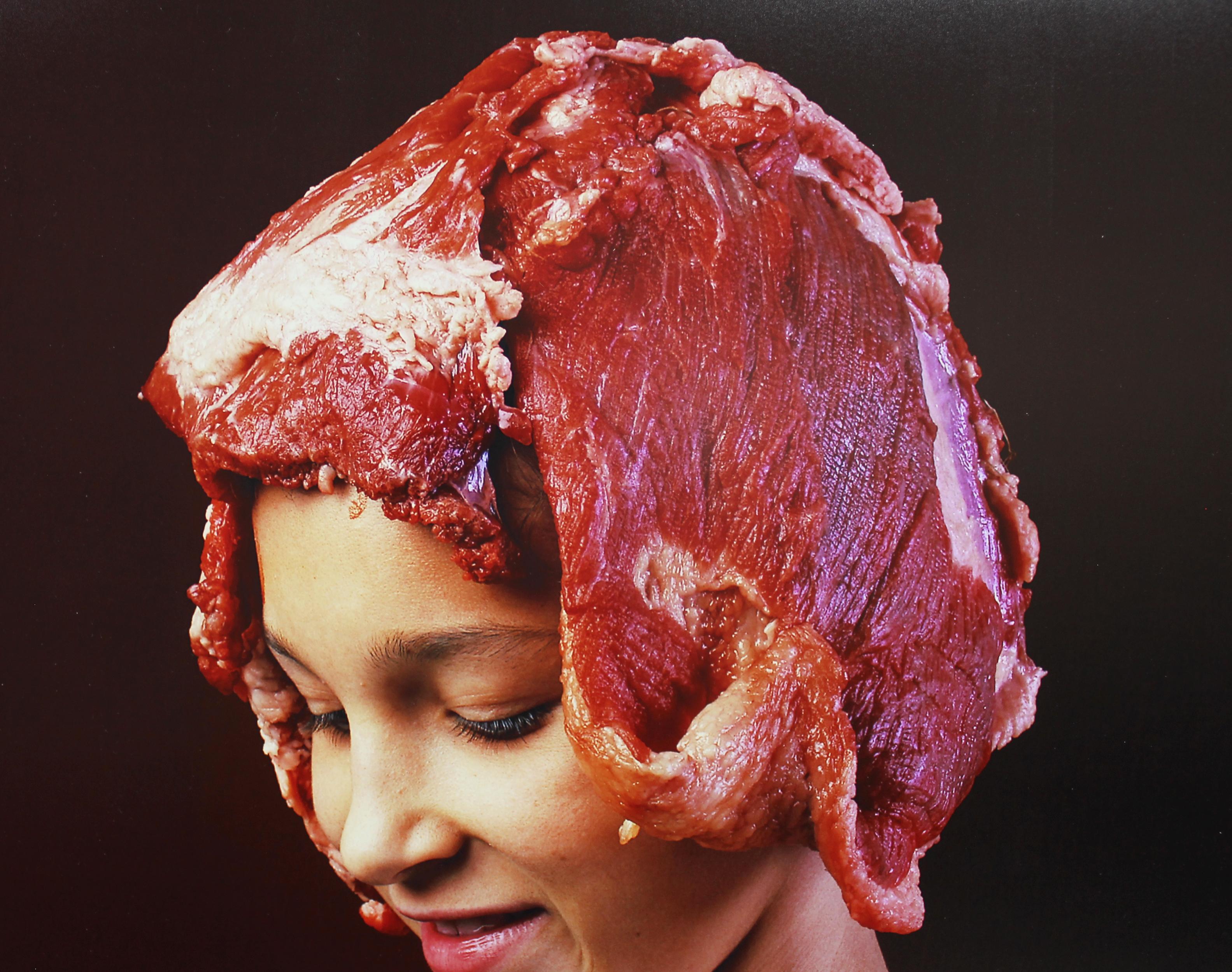 Ritratto performativo surreale: Ragazza con copricapo di carne in abito verde - Fotografia Feli Julia Kissina (Stampa Fujicolor, 1997/98)

Foto performativa unica nel suo genere, con una ragazza espressiva in abito verde, acconciata con carne cruda