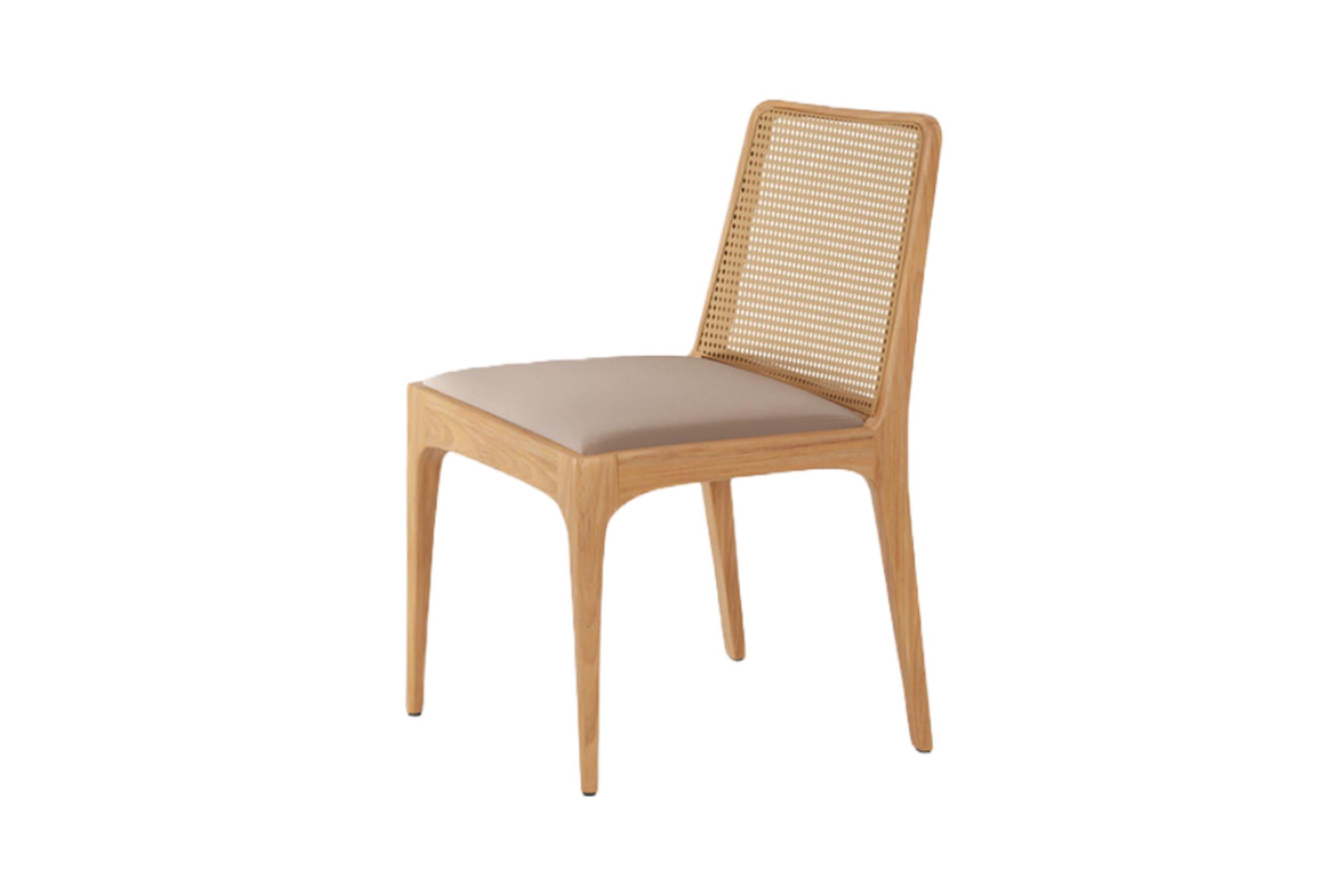 Lorsqu'elle a créé Julia Chair, Alessandra Delgado voulait une pièce aux traits délicats, explorant les courbes du bois avec un design inspiré du travail du maître designer Joaquim Tenreiro. La chaise Julia est fabriquée en bois massif et, bien que